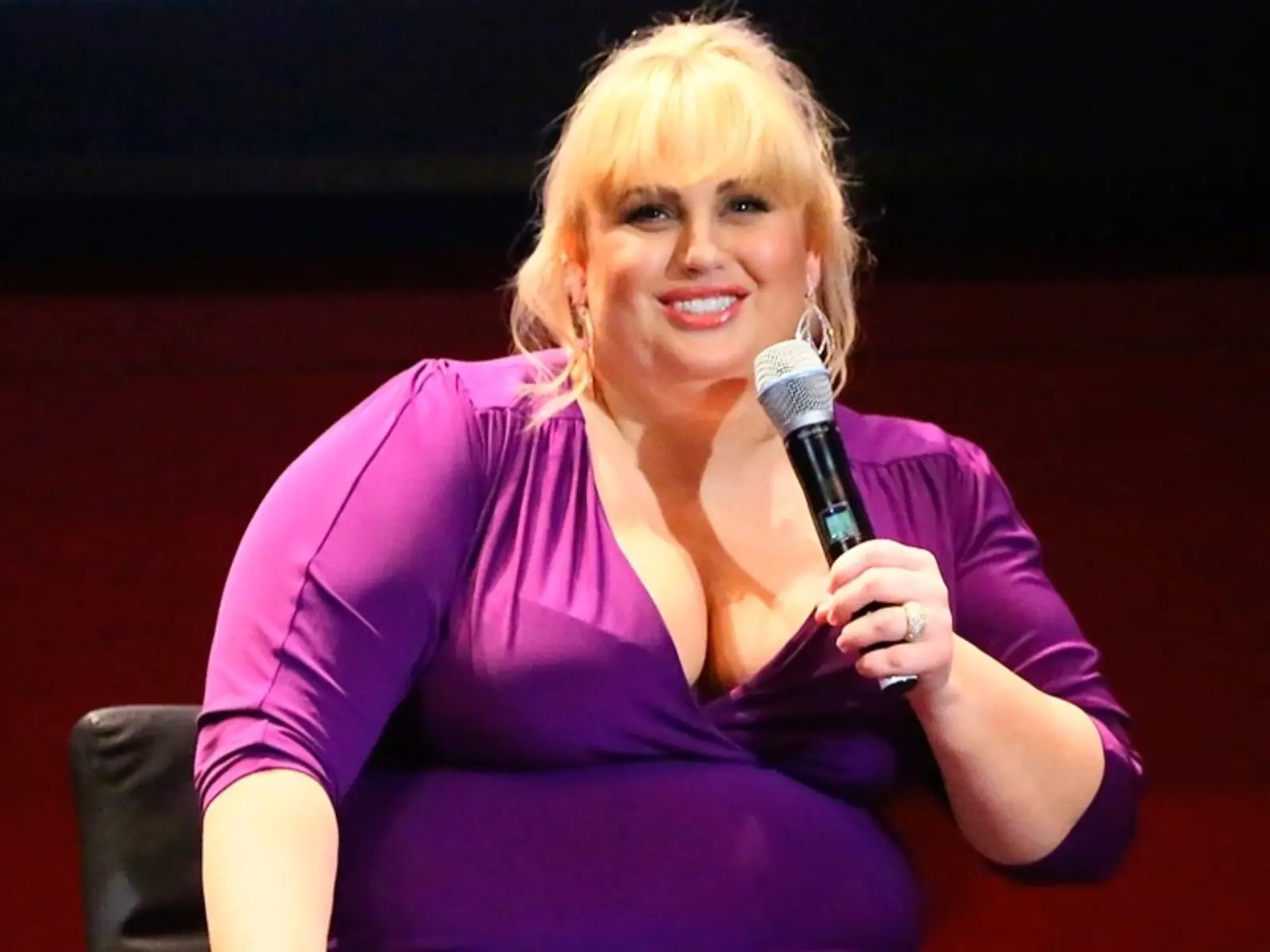 「胖艾美」瑞貝爾威爾森 Rebel Wilson 出席頒獎典禮，曝瘦身原因：「為了羅伯派汀森？  」