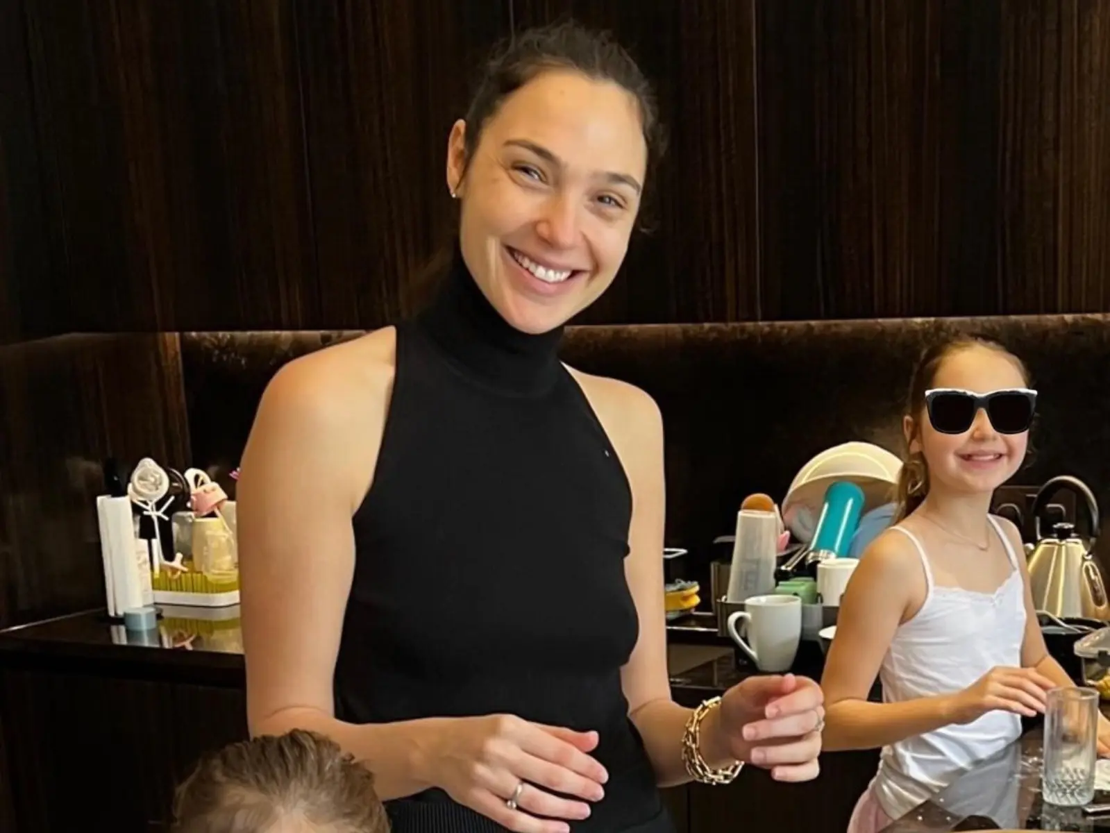 《神力女超人》蓋兒加朵 Gal Gadot 連素顏都長超正！私下肌膚保養技巧一拳公開～