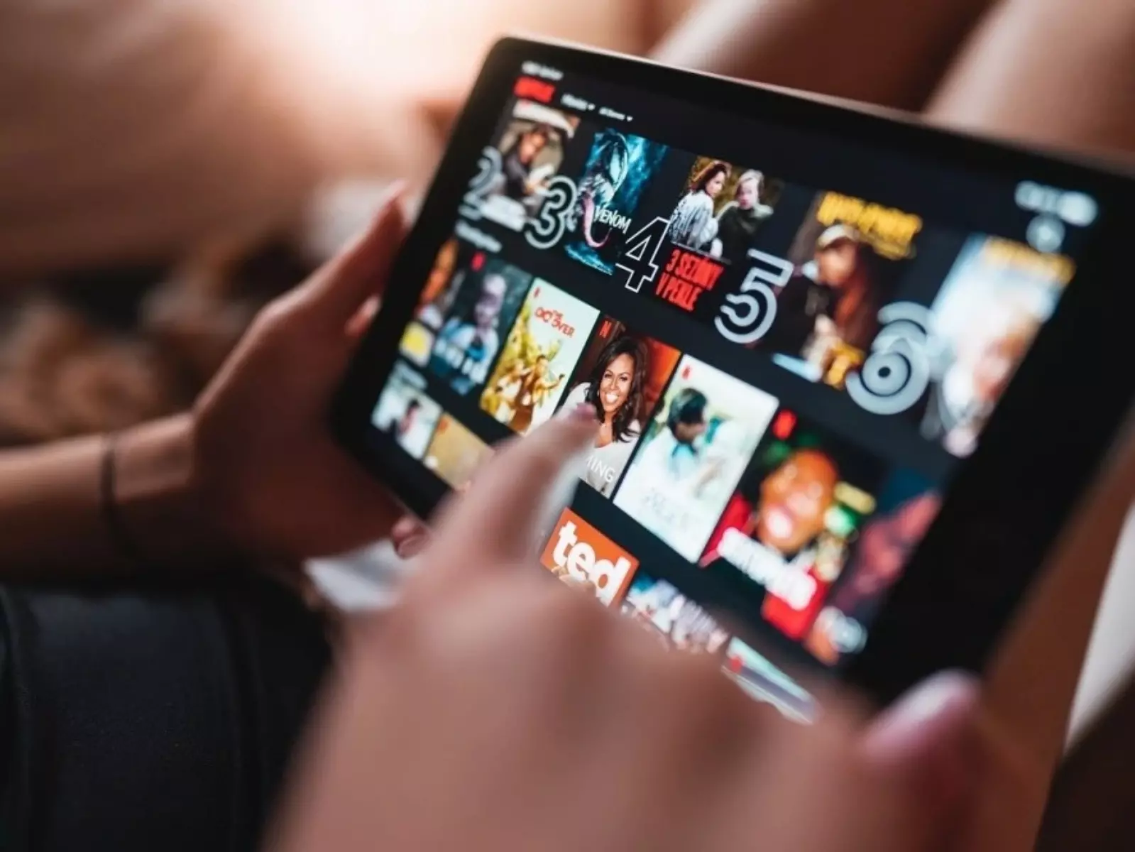 Netflix 宣布將對「非同住者」共用帳號額外收費，「這 3 個」地方優先實施！