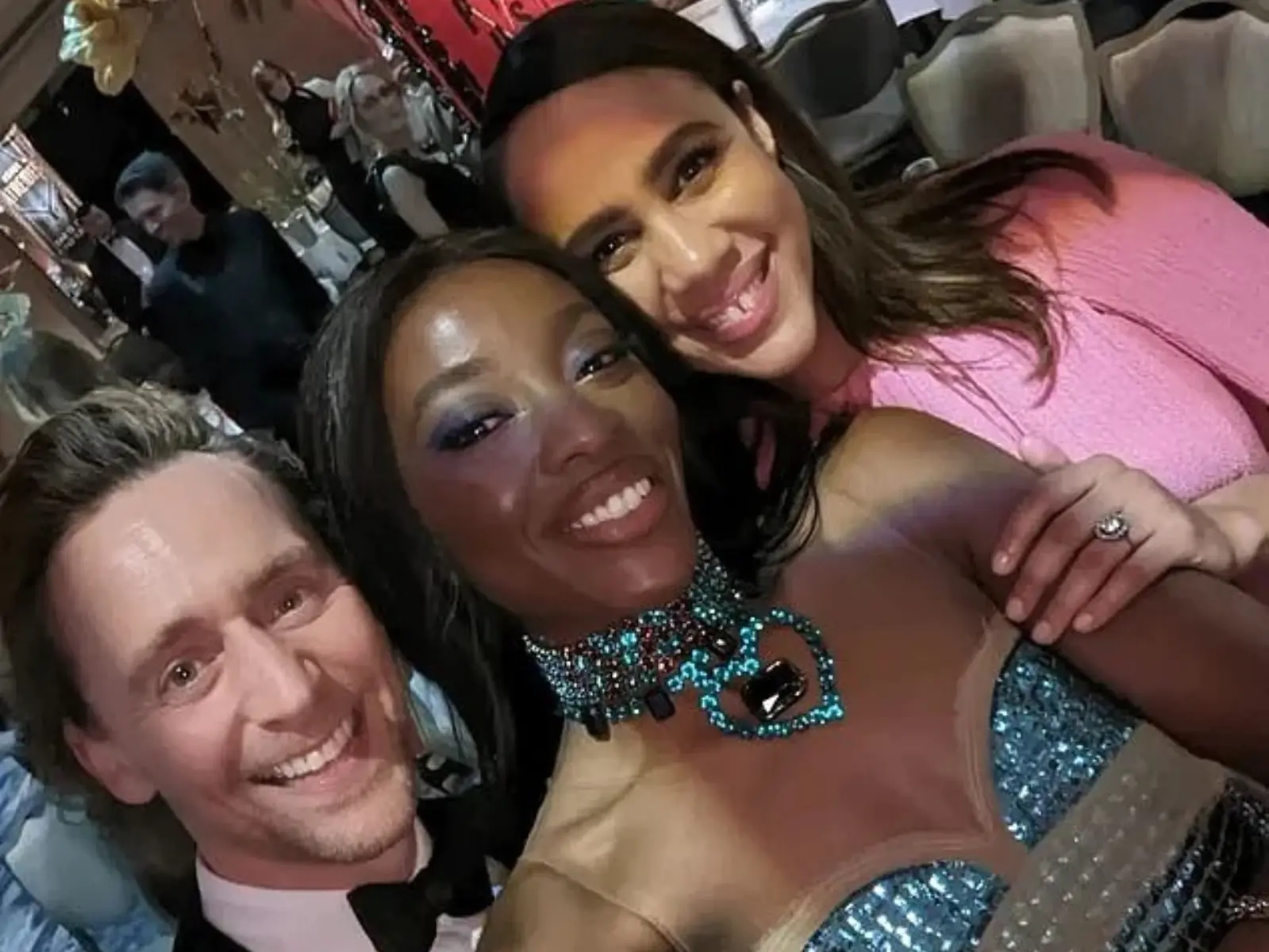 《洛基》湯姆希德斯頓 Tom Hiddleston 與柔伊艾希頓訂婚了，手指「超大鑽戒」藏不住啦！
