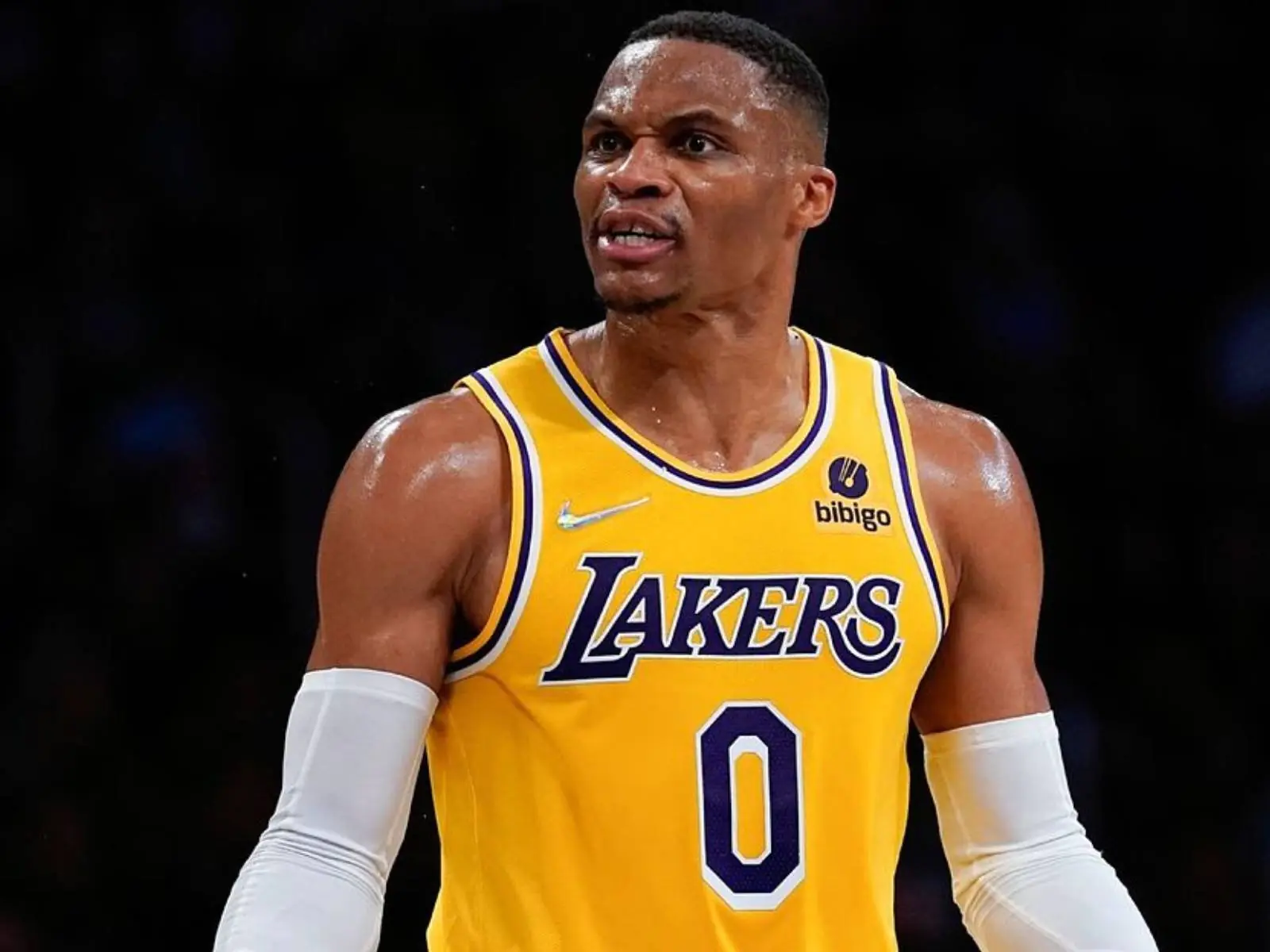 NBA／湖人 Russell Westbrook 遭球迷嗆聲「打鐵龜」侮辱姓氏，球迷被上前逼問後秒改口引討論！
