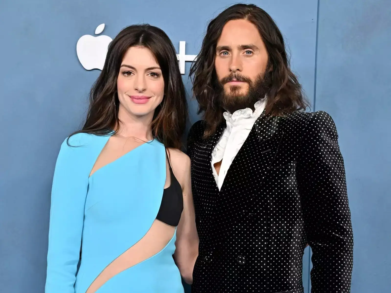 《新創玩家》安海瑟薇 Anne Hathaway 出席首映，曬「白皙辣腿」美豔動人！