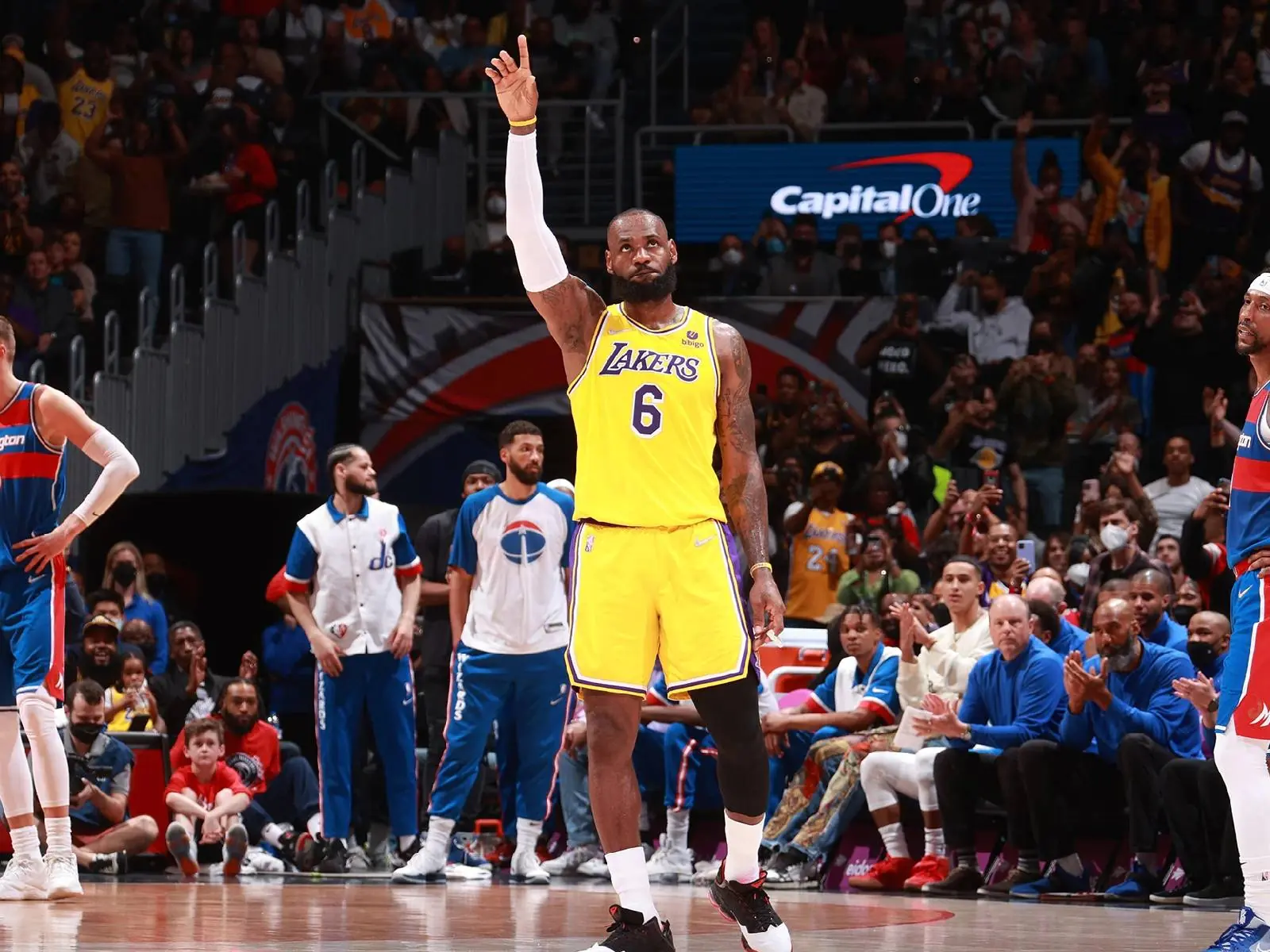 NBA／詹皇 LeBron James 超越郵差馬龍晉升「歷史得分榜第二人」，前面只剩霸榜已久的天鉤賈霸！