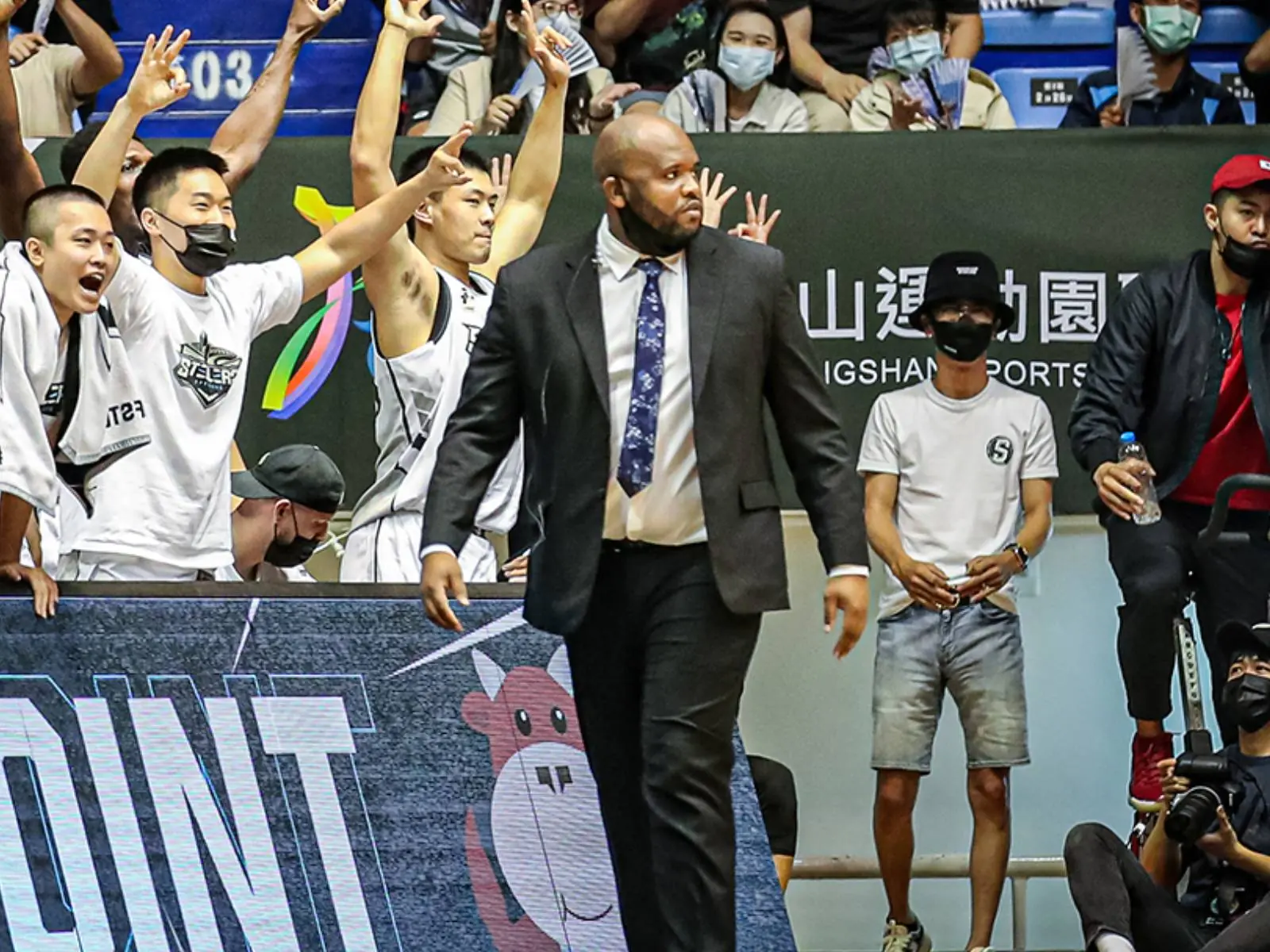 PLG／P. LEAGUE+  高雄鋼鐵人開除外籍教練貝瑞，大批球迷怒喊：「很認真的教練居然被炒了」