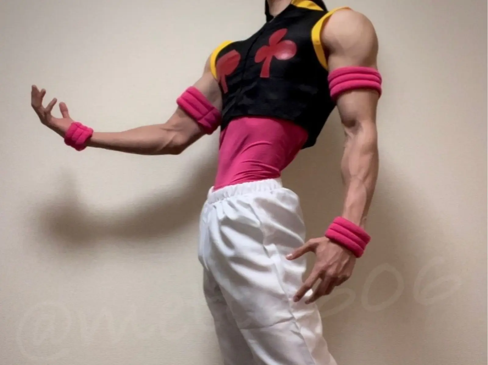 日本健身控 Cosplay 漫畫《HUNTER × HUNTER》獵人西索，青筋手臂＋公狗腰太犯規！
