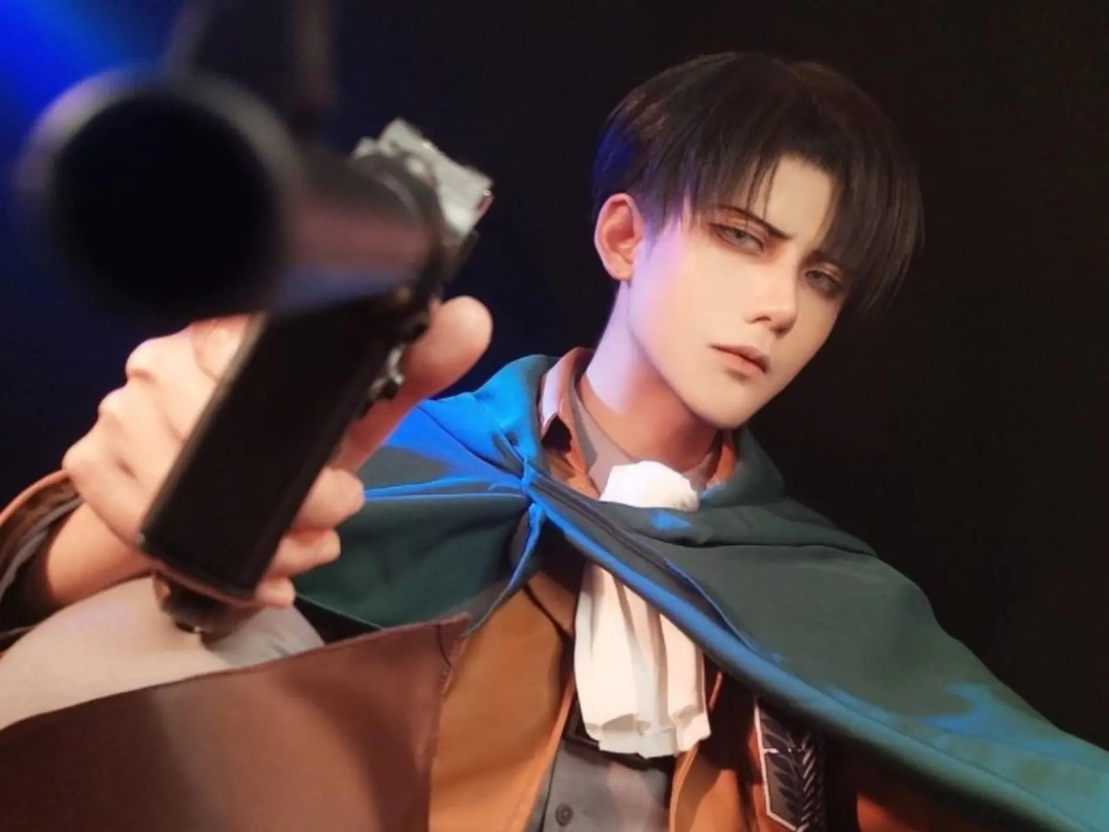 激帥 COSER 從《進擊的巨人》里維兵長到《咒術迴戰》五條悟通通神還原，卸下戲服竟是「女兒身」！