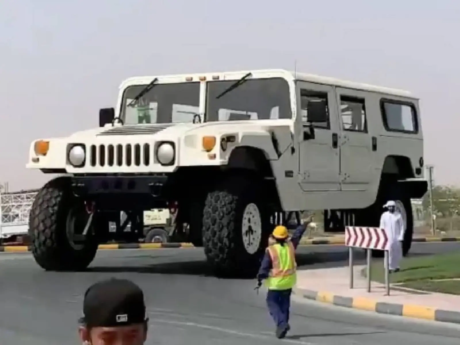 「巨無霸悍馬車」HUMMER H1 X3 有廁所、臥室，主人是阿拉伯王室成員 Rainbow Sheik！