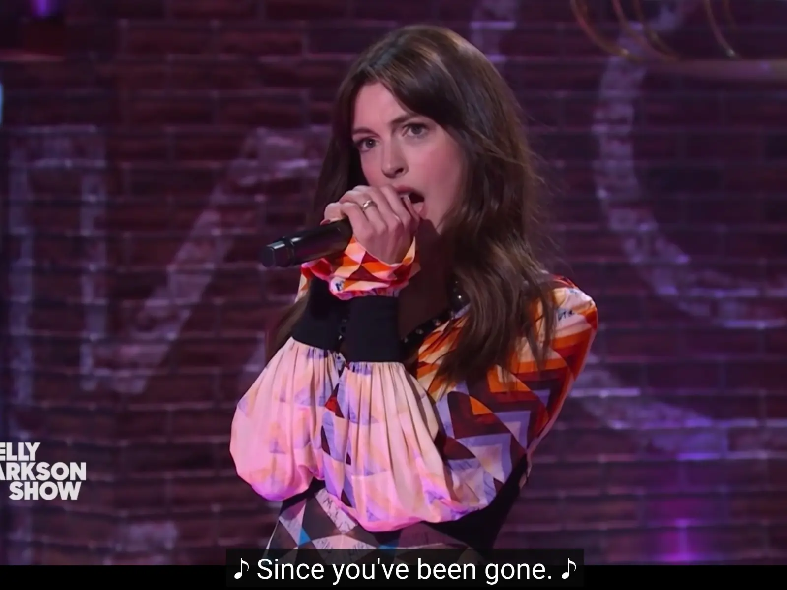 安海瑟薇 Anne Hathaway 節目現場飆唱經典神曲〈Since You Been Gone〉，超狂高音嚇得原唱秒跪地！