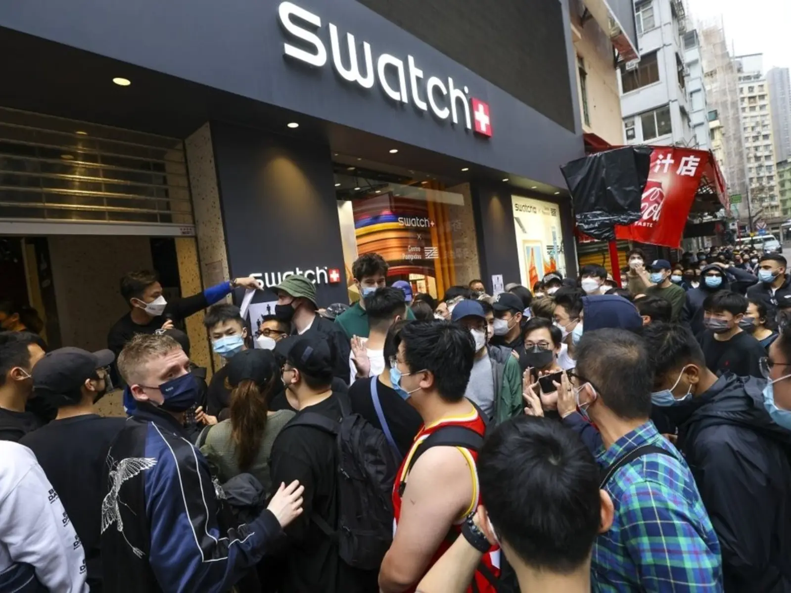 為買聯名錶爆衝突！「Swatch x OMEGA Speedmaster 登月錶」全球各地推擠、打架事件頻傳