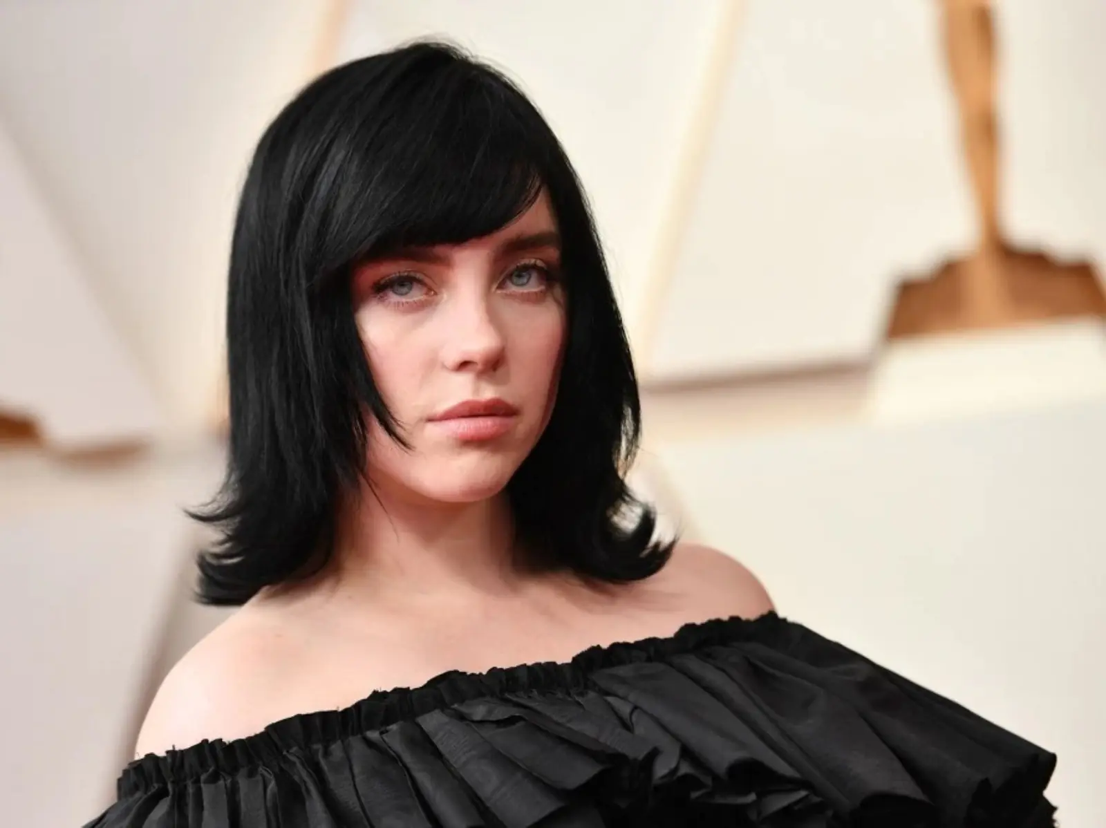 【2022 奧斯卡】怪奇比莉 Billie Eilish 小露蜜汁香肩，化身氣質女神美爆全場！