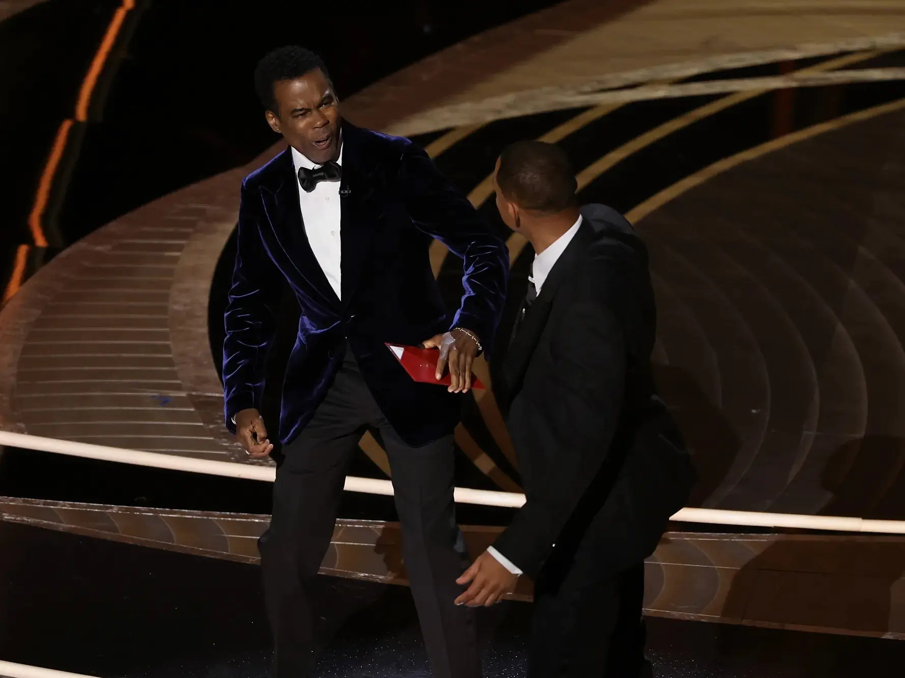 【2022 奧斯卡】威爾史密斯 Will Smith 不滿太太被開玩笑，直接在現場「火大上台揍人」！