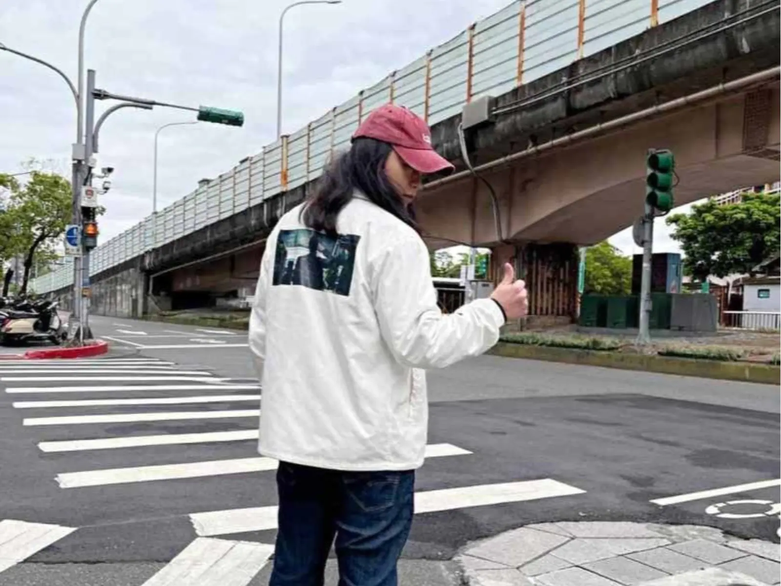 【編輯 J 樣穿】盤點 6 種「雨天穿搭」推薦，靠防水風衣、登山夾克穿出超強氣勢！