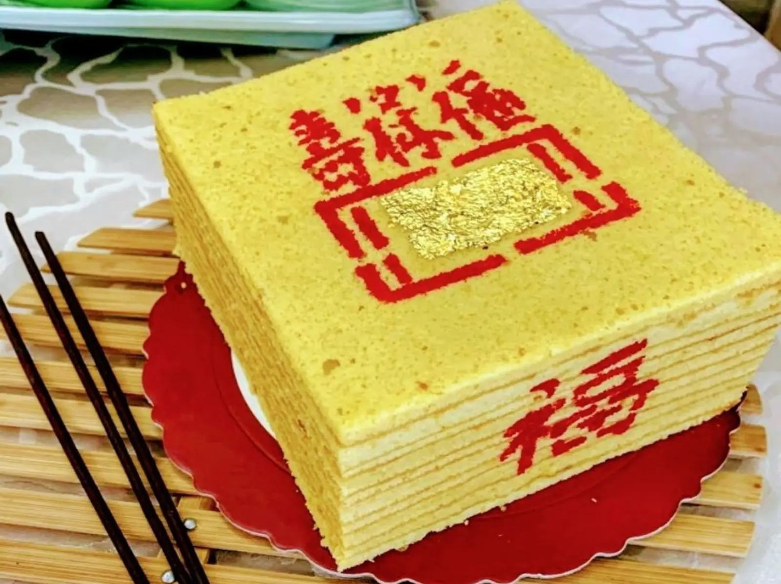 清明節必備超狂「金紙蛋糕」、「金紙咖啡」，拜完不用燒直接吃掉超環保！