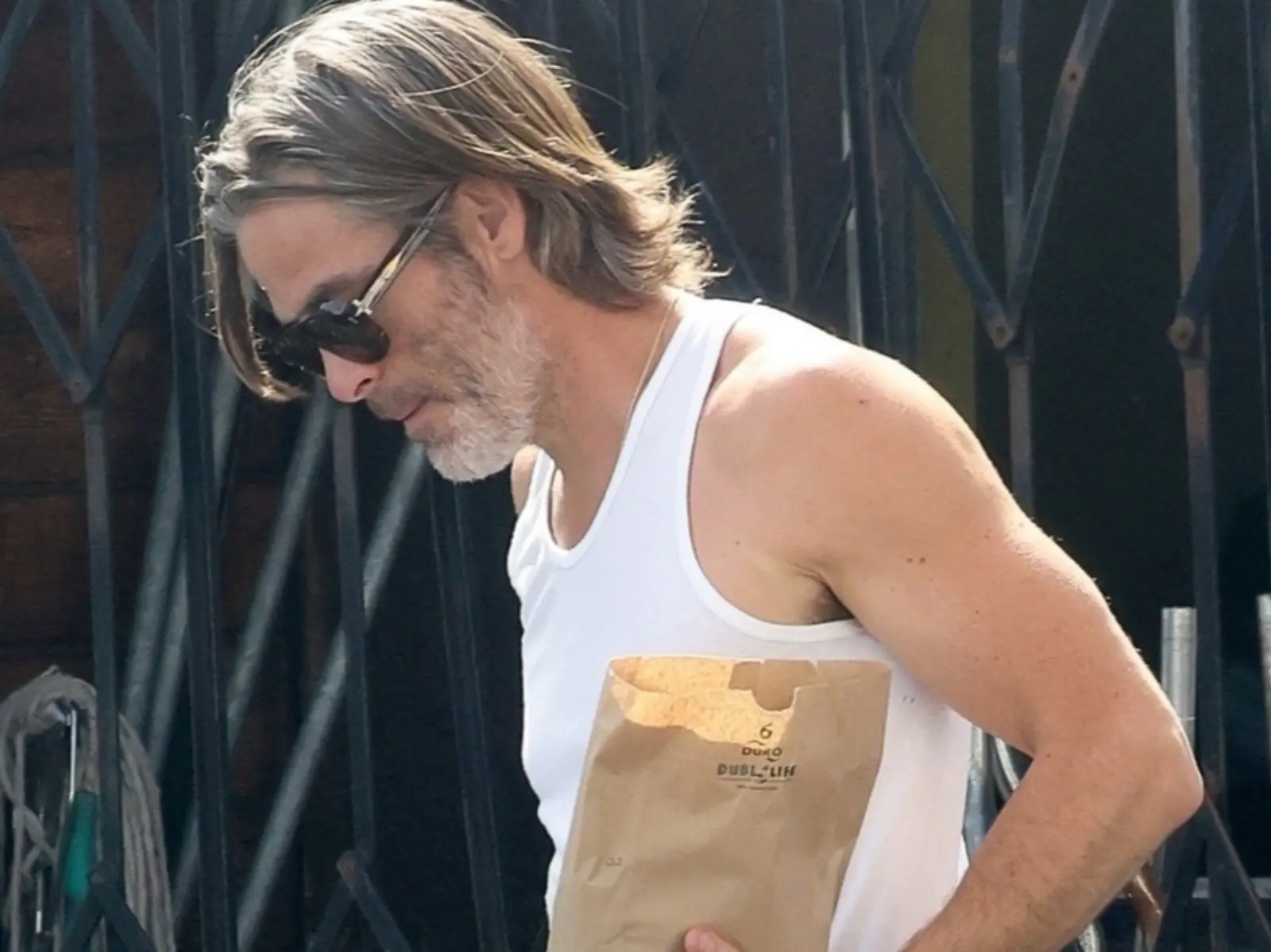 《神力女超人》克里斯潘恩 Chris Pine 穿阿公汗衫曬男友臂，熟男韻味大爆發！