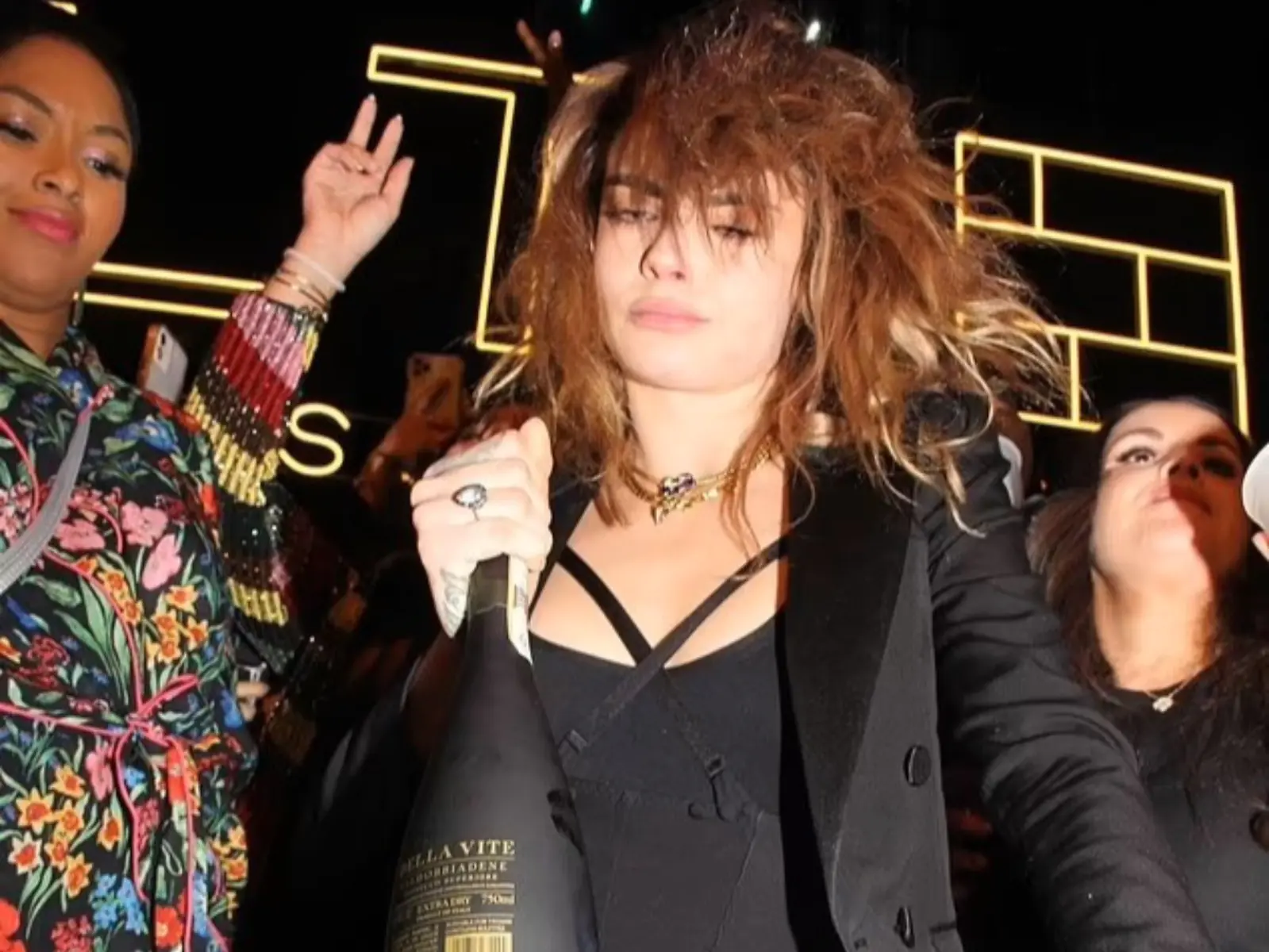 英國超模卡拉迪樂芬妮 Cara Delevingne 派對玩太開，嗨到臉部扭曲變形！