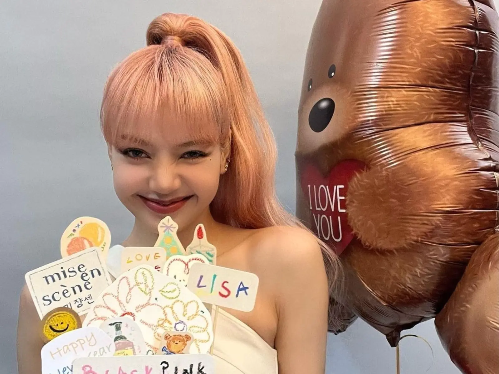 BLACKPINK Rosé 沒能祝 LISA 生日快樂，遭酸民嘔吐洗版：「Fake Friend！」