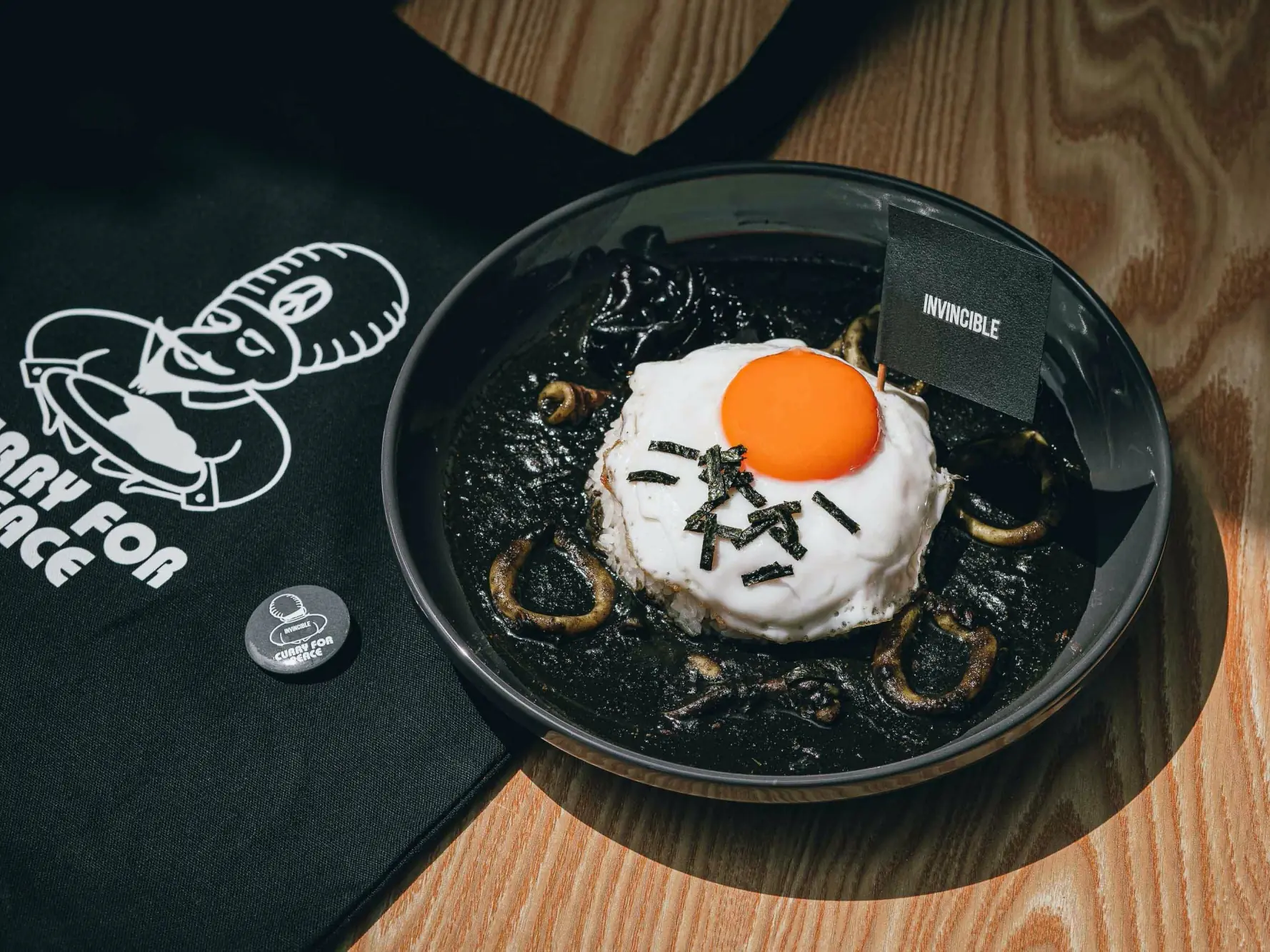 INVINCIBLE 攜手高人氣名店 Curry For Peace 推出「極黑咖哩套餐」，超優質組合必須要吃！