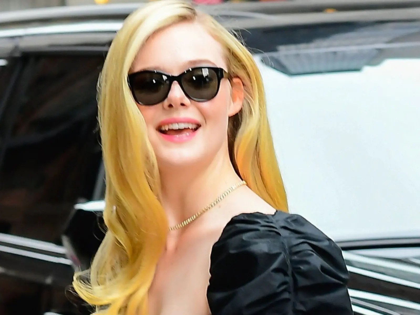 艾兒芬妮 Elle Fanning 穿黑色開衩公主裙現身街頭，仙女氣息迷倒全場！