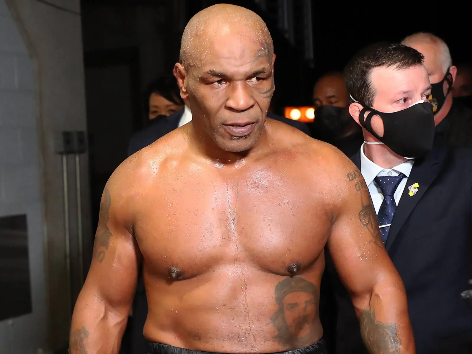 網紅拳手 Jake Paul 希望「拳王泰森」Mike Tyson 同意用 86 億打一場，喊話：讓我們玩得開心點吧！