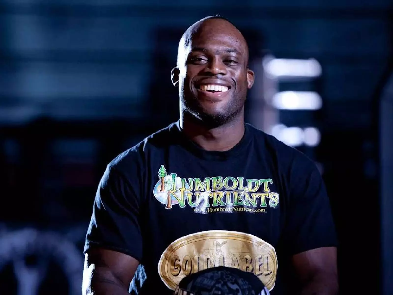 MMA 選手 Melvin Manhoef 一拳「擊碎車窗」逮小偷，三名嫌犯坐地上乖等警察到來！