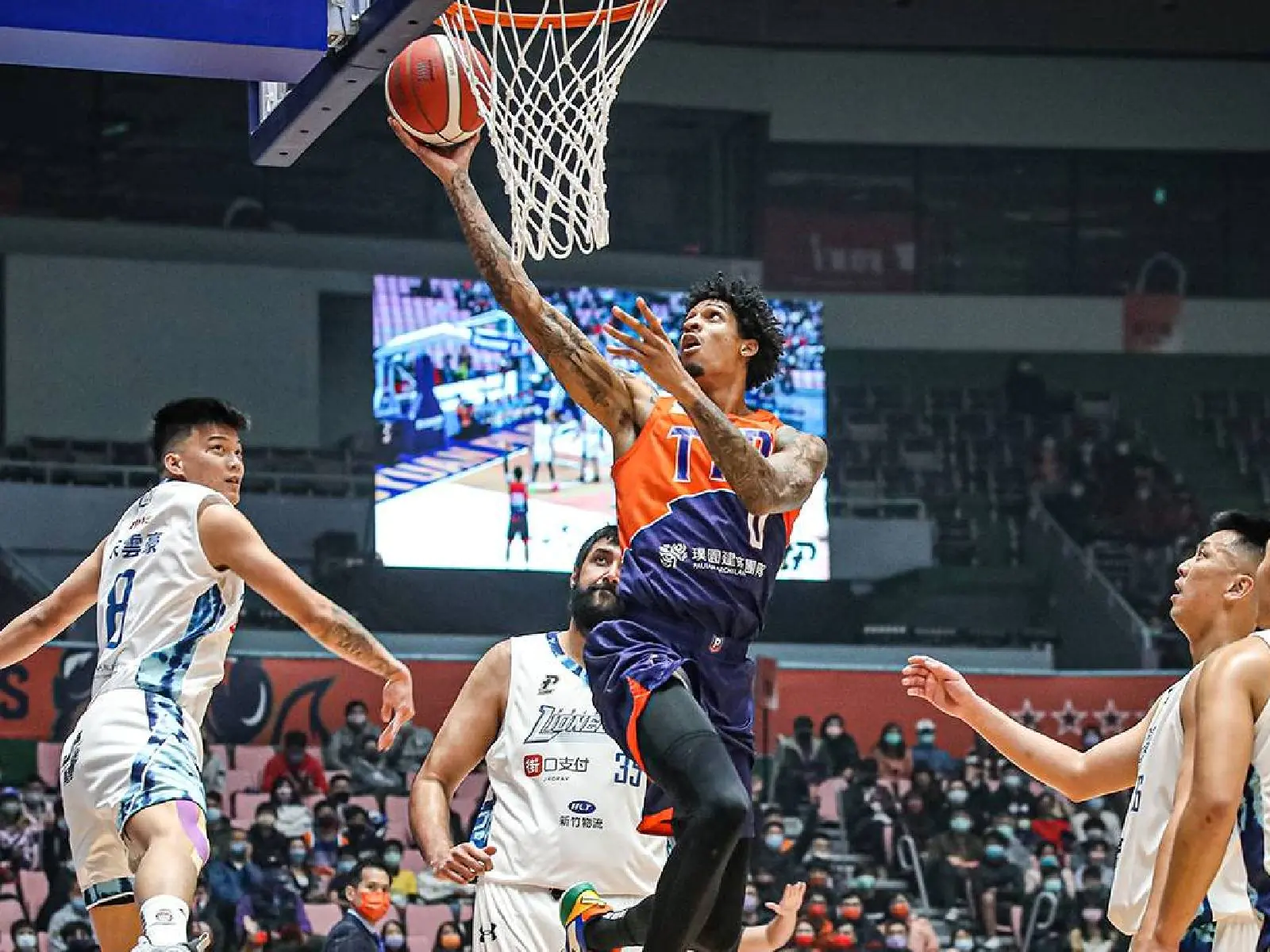 PLG／ P. LEAGUE+ 領航猿洋將羅賓森不滿被林宜輝打下體，後動手「攻擊對方頭部」遭禁賽、罰款！