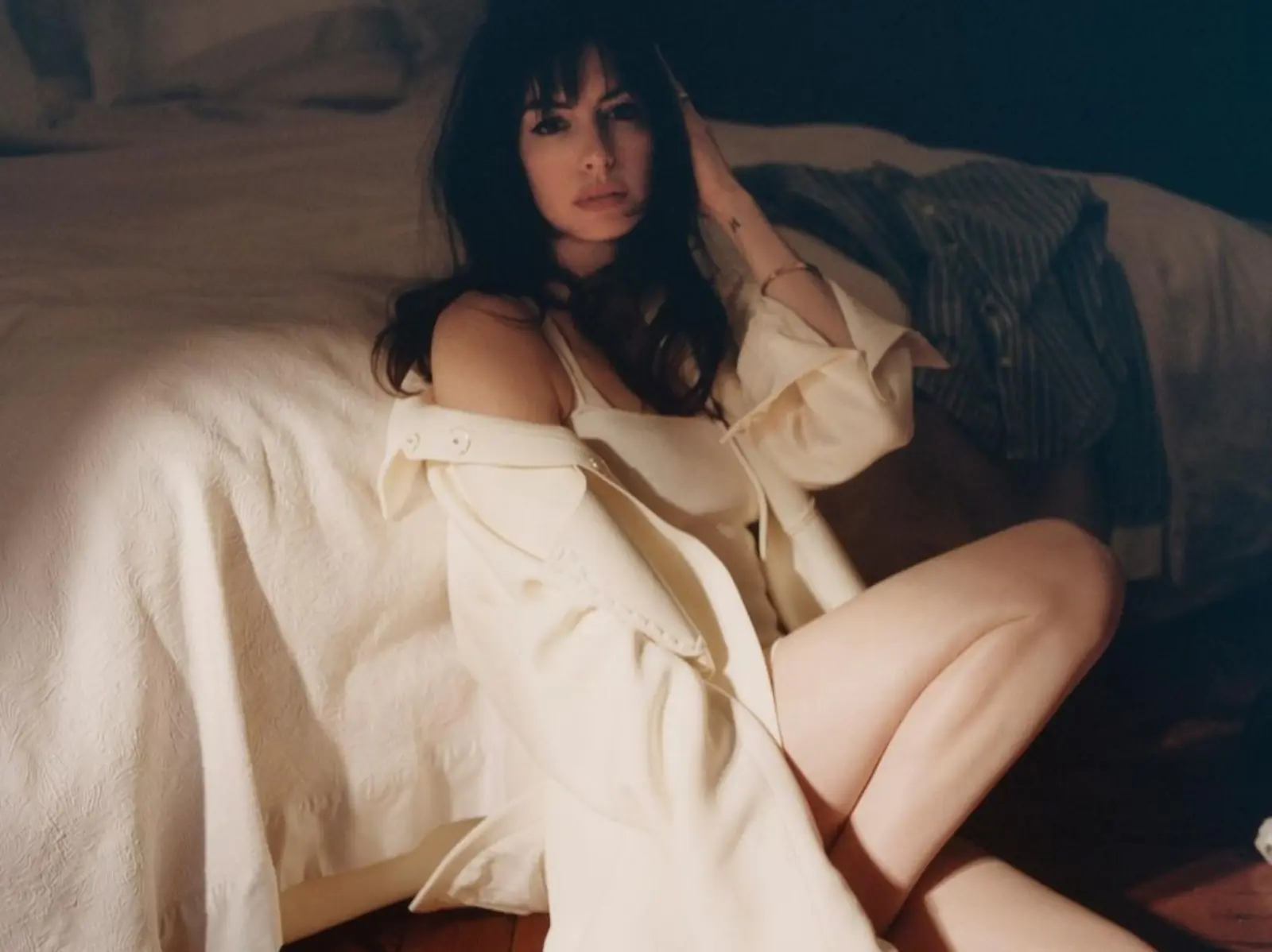 《新創玩家》安海瑟薇 Anne Hathaway 居家寫真下衣失蹤，細白長腿引網暴動！