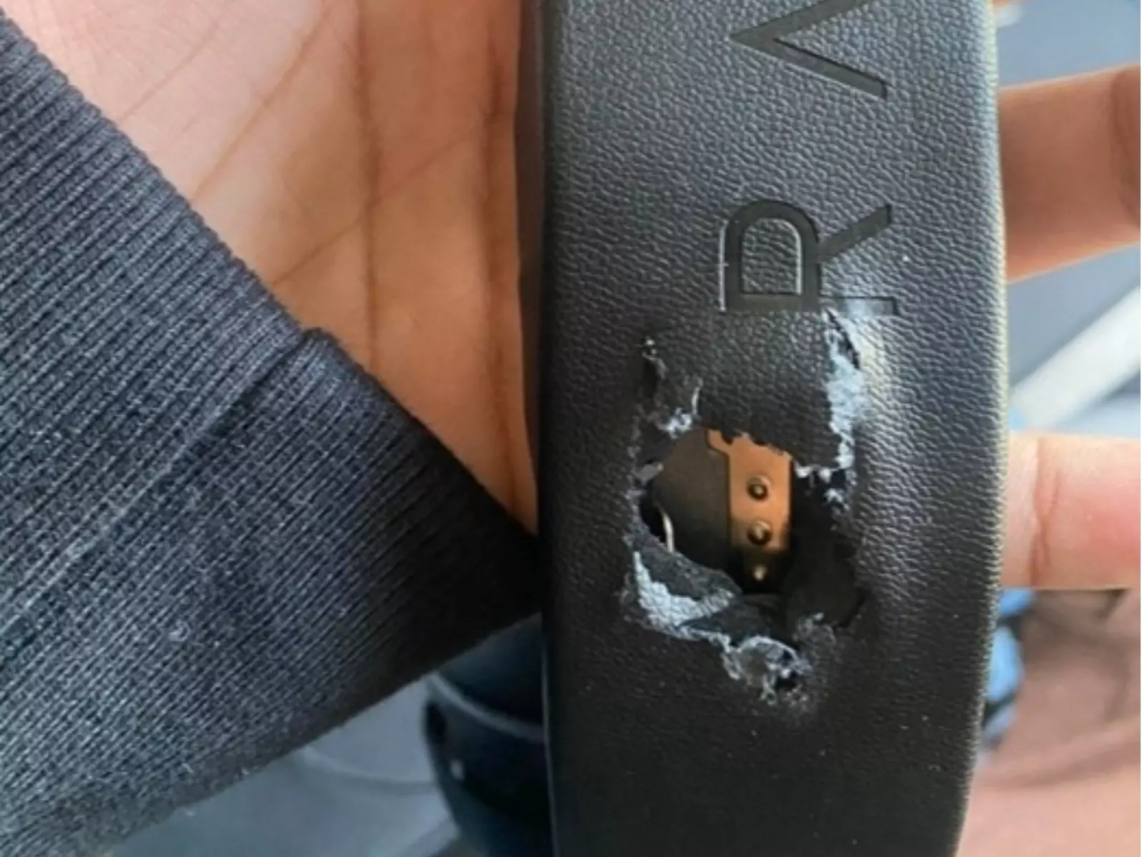 國外網友在家遭「流彈」擊中頭部，卻被 Razer 耳機擋下子彈撿回一命！