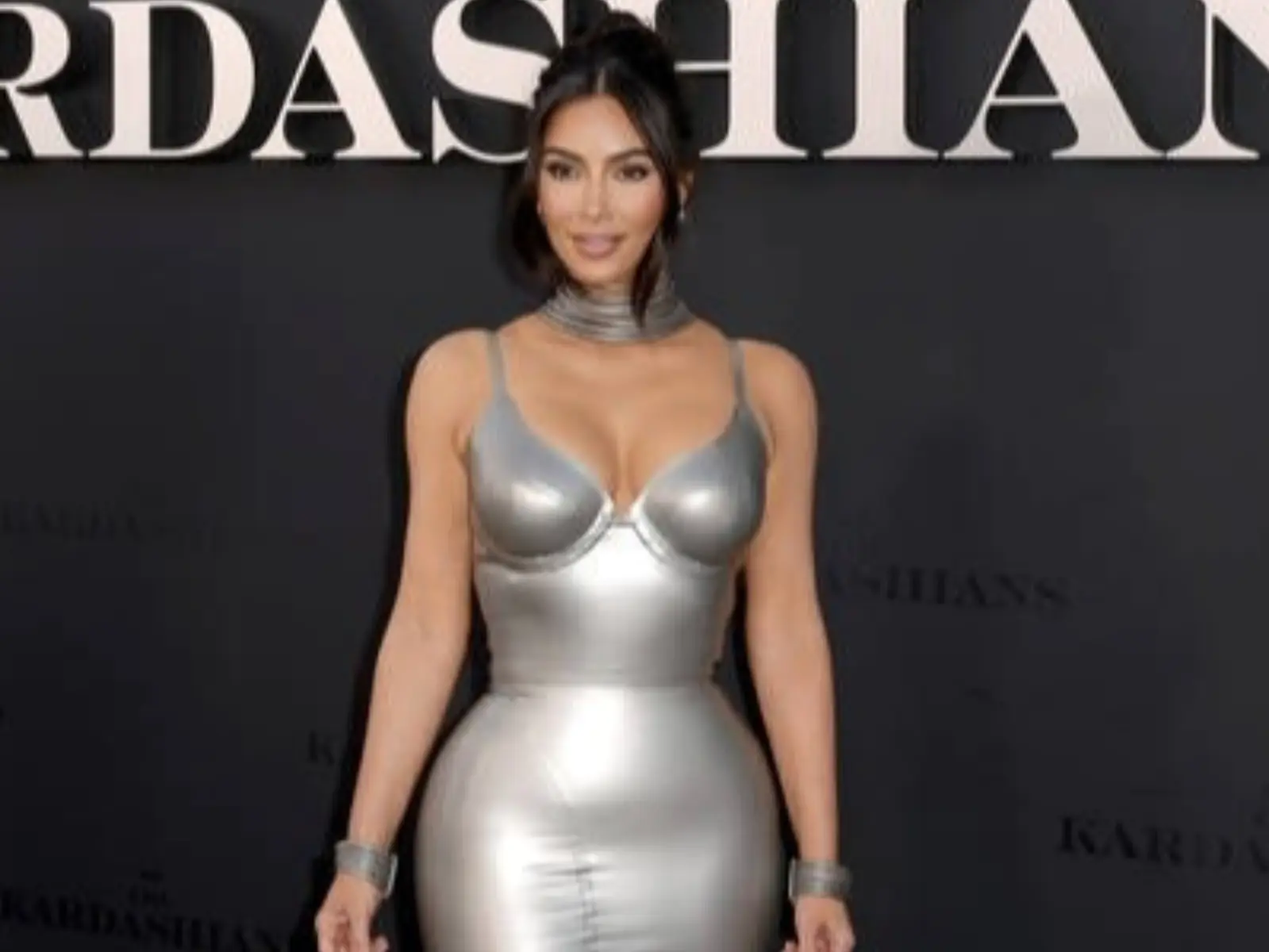金卡戴珊 Kim Kardashian 帶 Pete 參加首映，銀色橡膠緊身裙美炸全場！