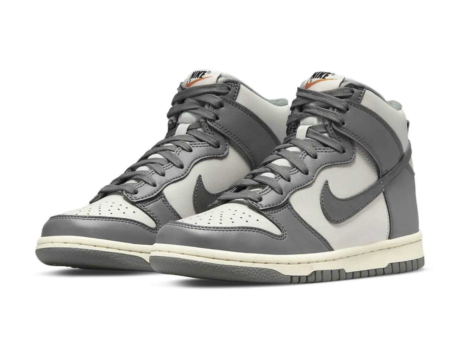 Nike Dunk High「Grey/Sail」灰色調搭配米白中底，超到位復古感今年必收！