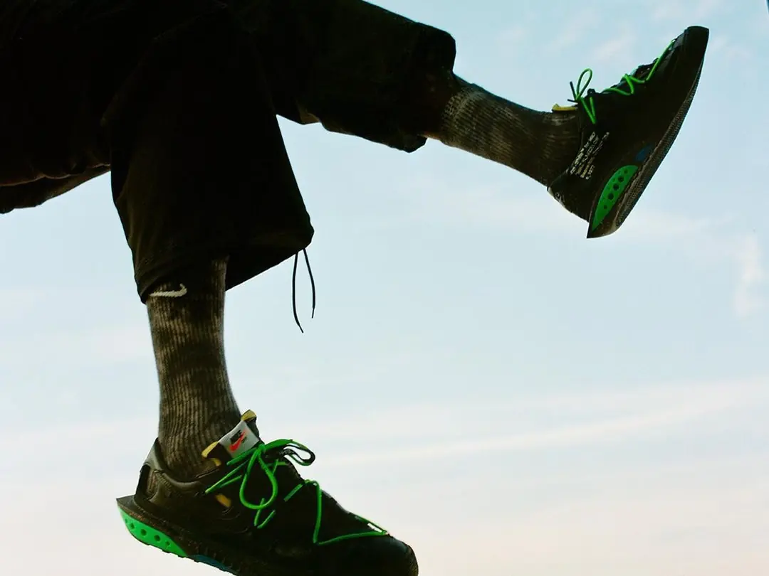 Off-White x Nike、New Balance 等 3 雙「黑色話題球鞋」推薦，錢包又準備被掏空？