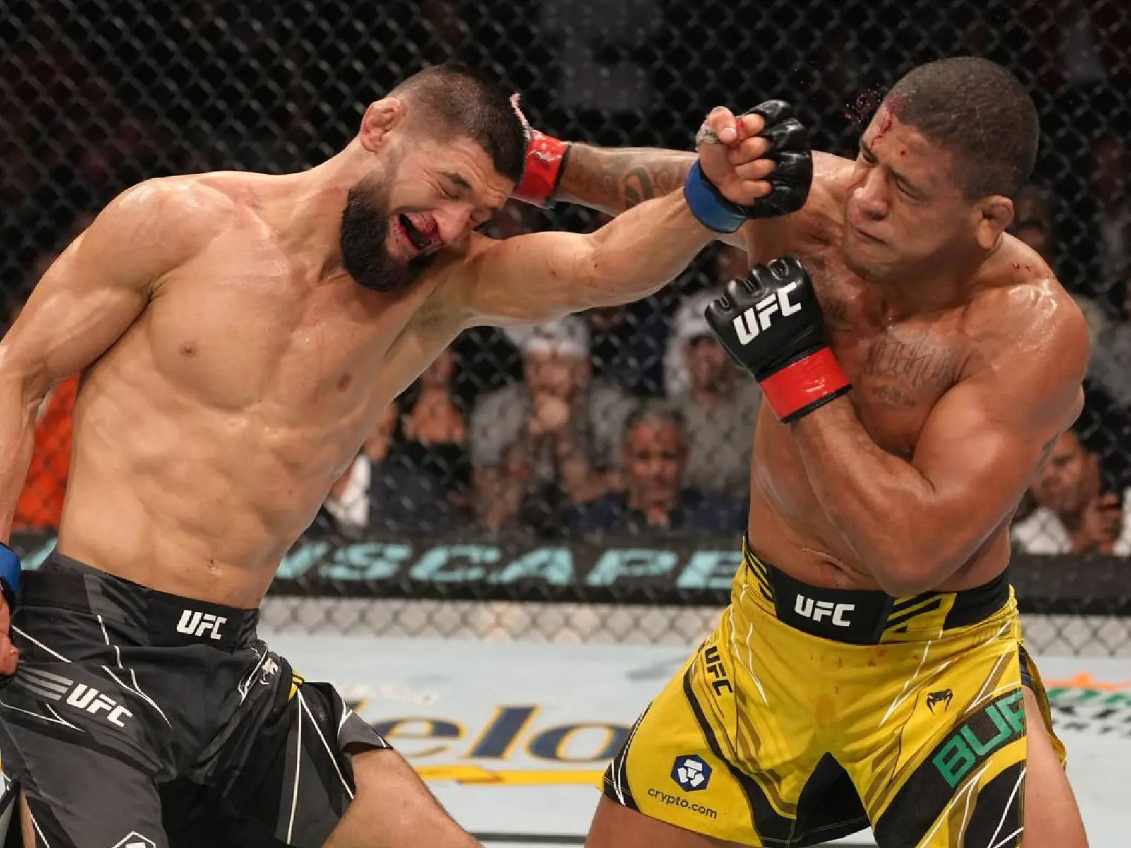 「巨石強森」讚嘆 UFC 賽事太精彩，27 歲狼王 Khamzat Chimaev 苦戰三回合險勝續不敗紀錄！