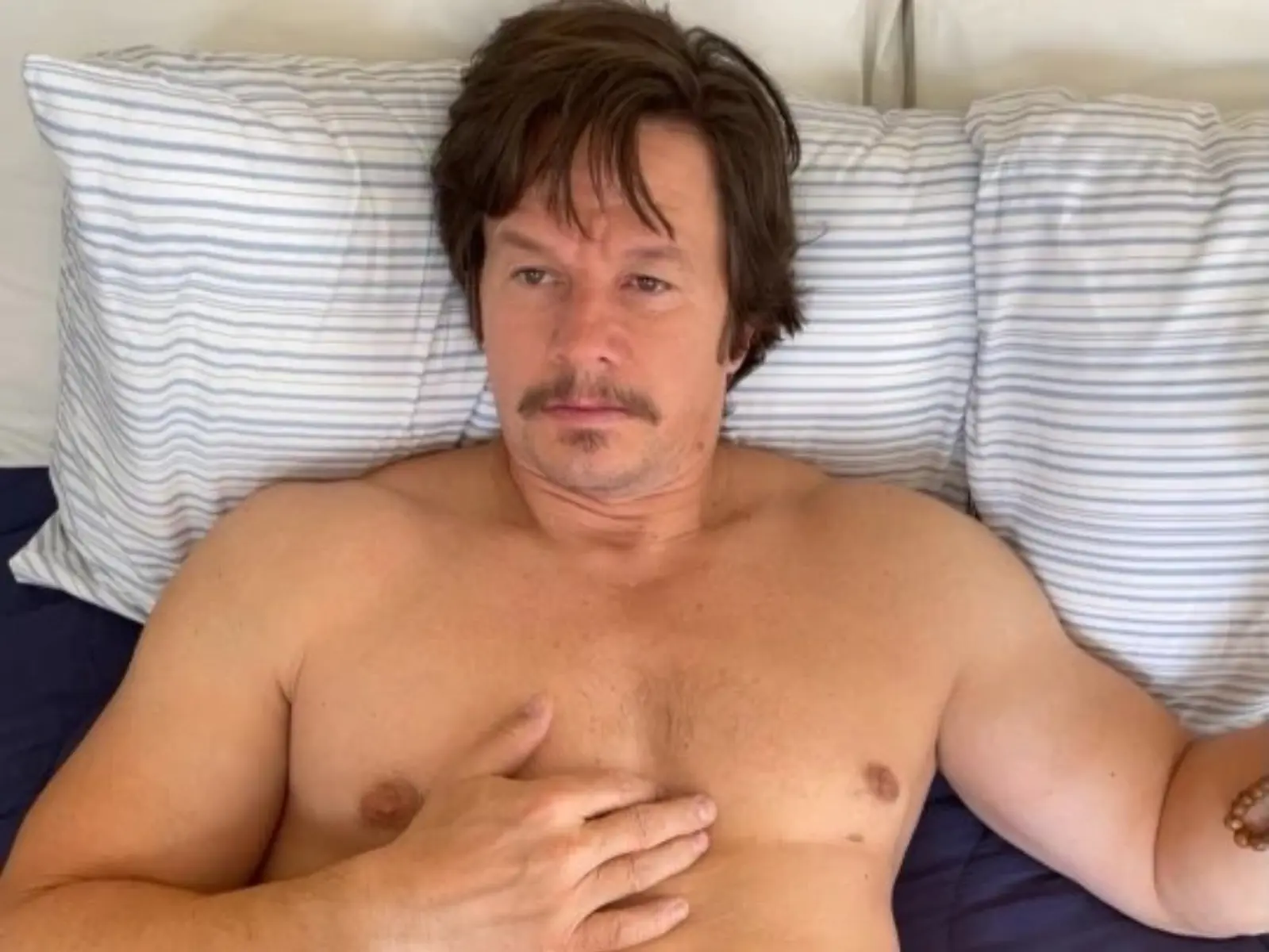 馬克華伯格 Mark Wahlberg 憶起為戲增重，每天喝橄欖油超辛苦！