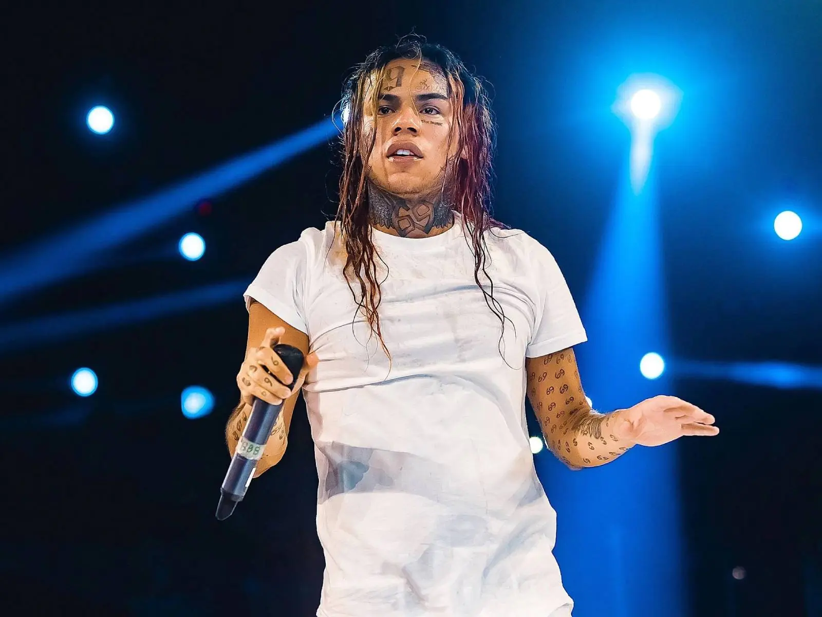 「69 大魔王」Tekashi 69 新歌拍攝地遭人辱罵寫「抓耙子」，本人苦笑淡定回應！