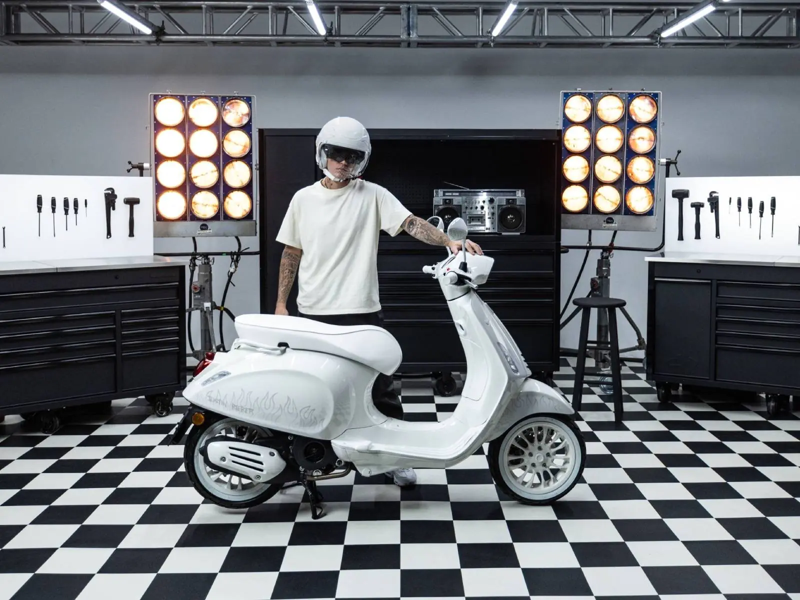小賈 Justin Bieber X 偉士牌 Vespa 聯手全白火焰車款，台灣下半年將隆重登場！