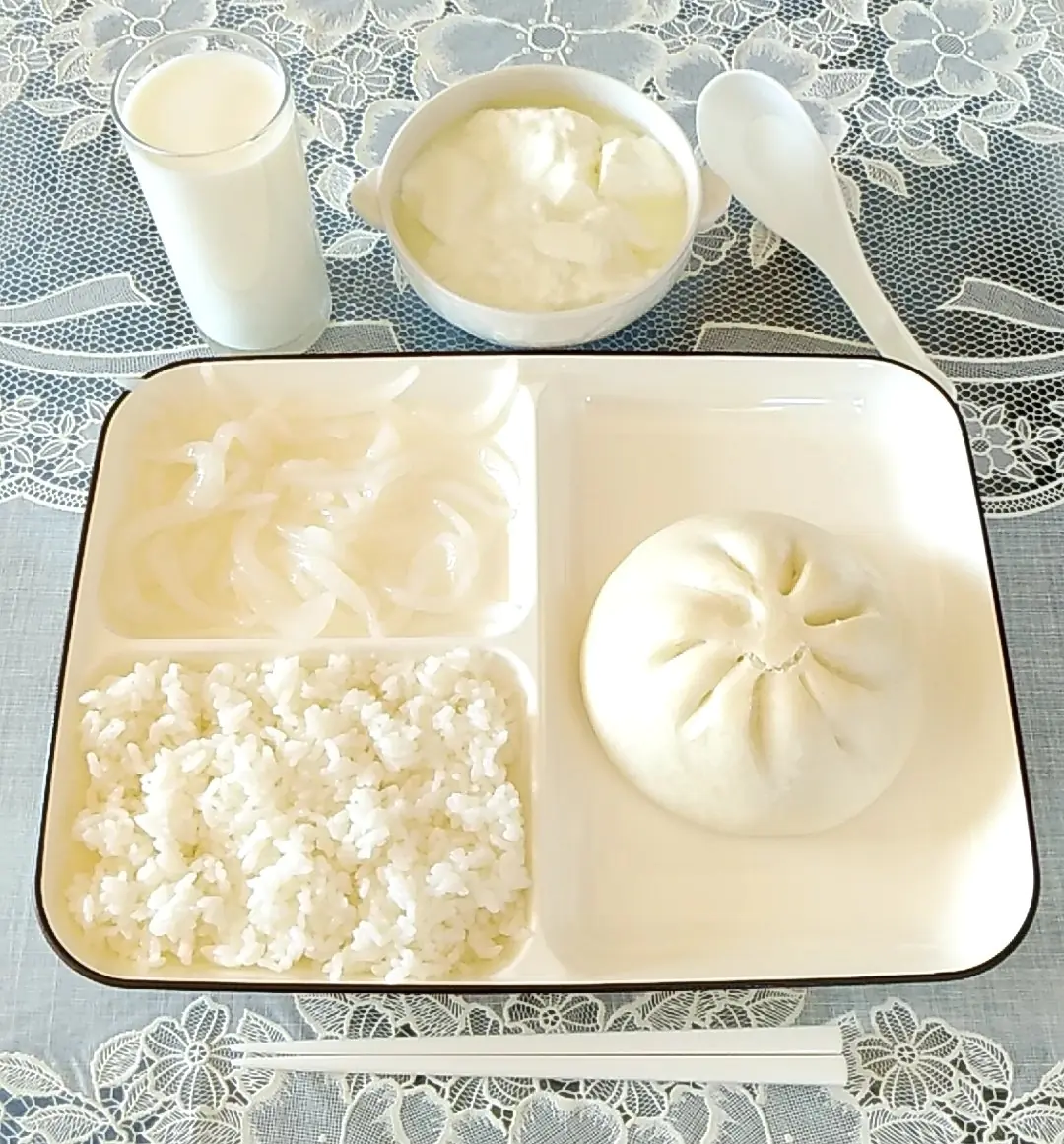 午餐要吃什麼？日網友分享「全白午餐照」，你有食慾嗎？