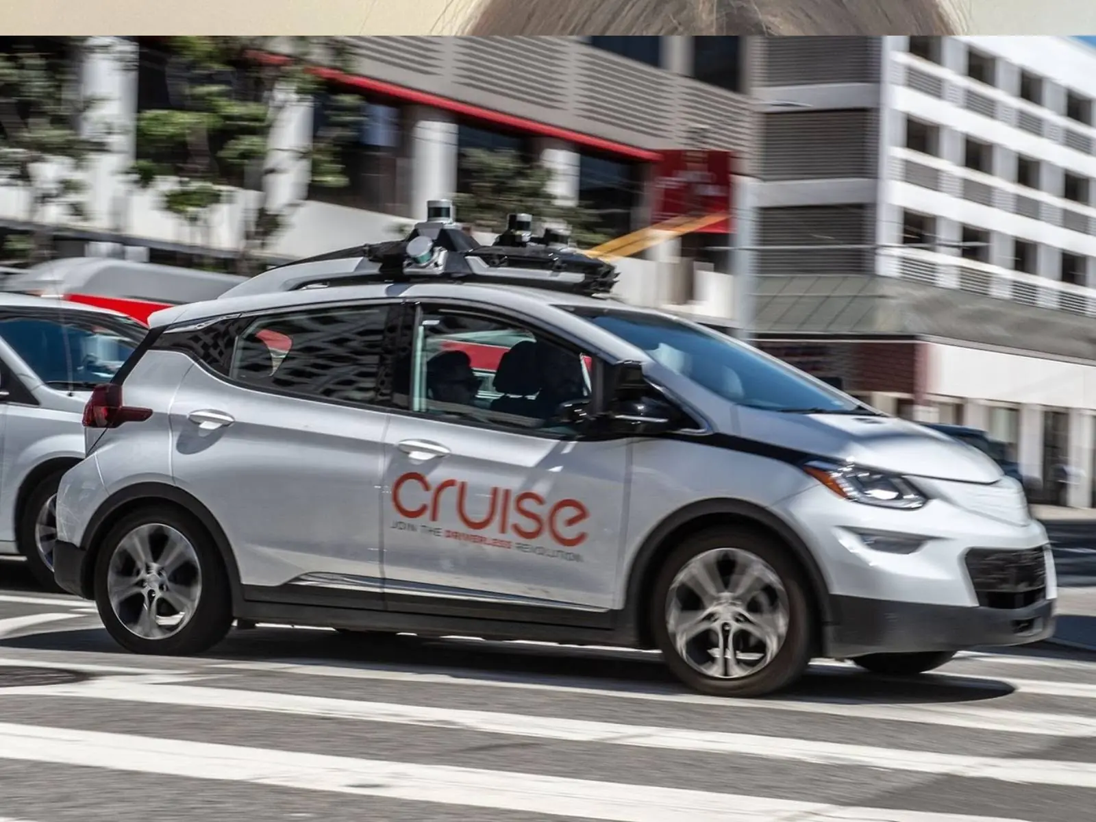 美國 Cruise 自動駕駛計程車遭警方臨檢，竟先停車後「烙跑」讓網友笑翻！