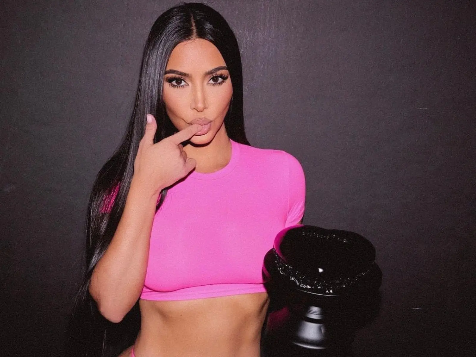 金卡戴珊 Kim Kardashian 穿緊身套裝秀狂暴身材，渾圓美胸還若隱若現！