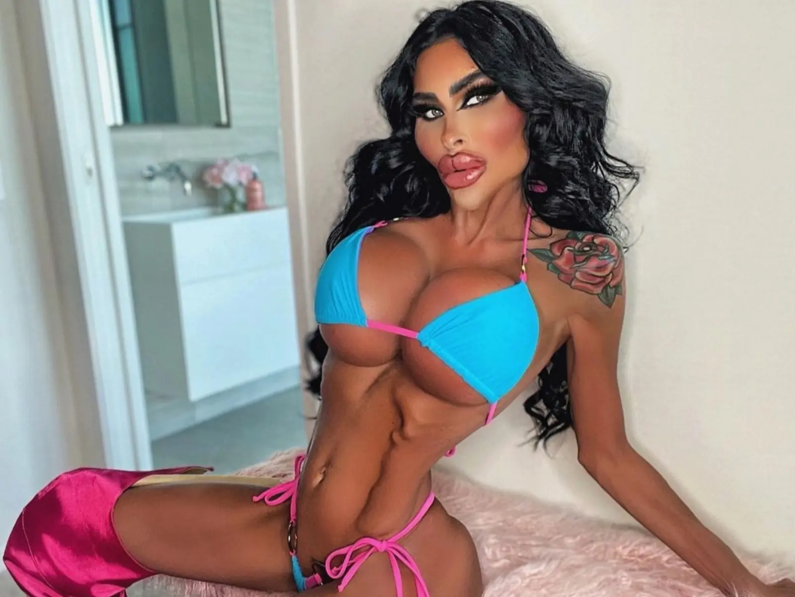 美國網紅 Tara Jayne 花百萬狂整形：「我的目標是看起來像塑膠！」