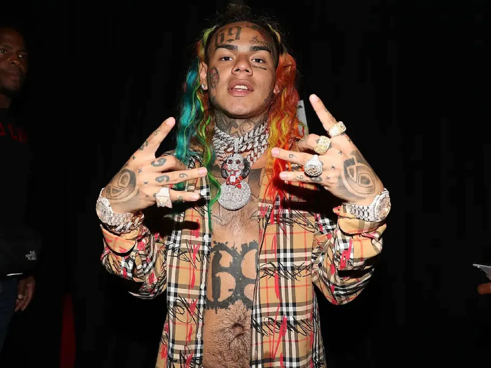 「69 大魔王」Tekashi 69 拿出 3700 萬現金自稱紐約之王，狂喊：真正紐約之王，我回來了