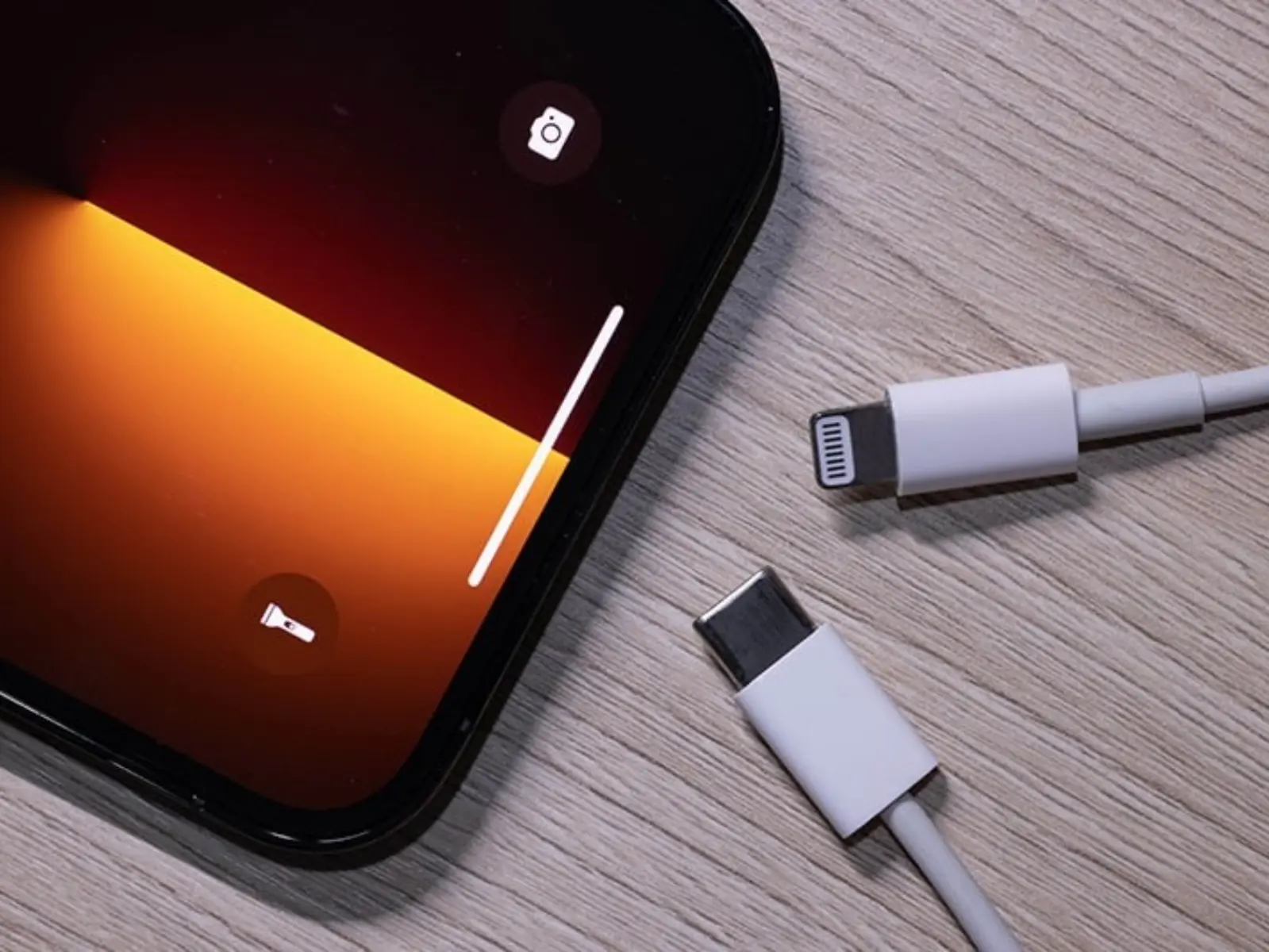 Apple iPhone 14 據傳將繼續使用 Lightning 充電孔，外媒爆料或許跟「授權金」有關係！