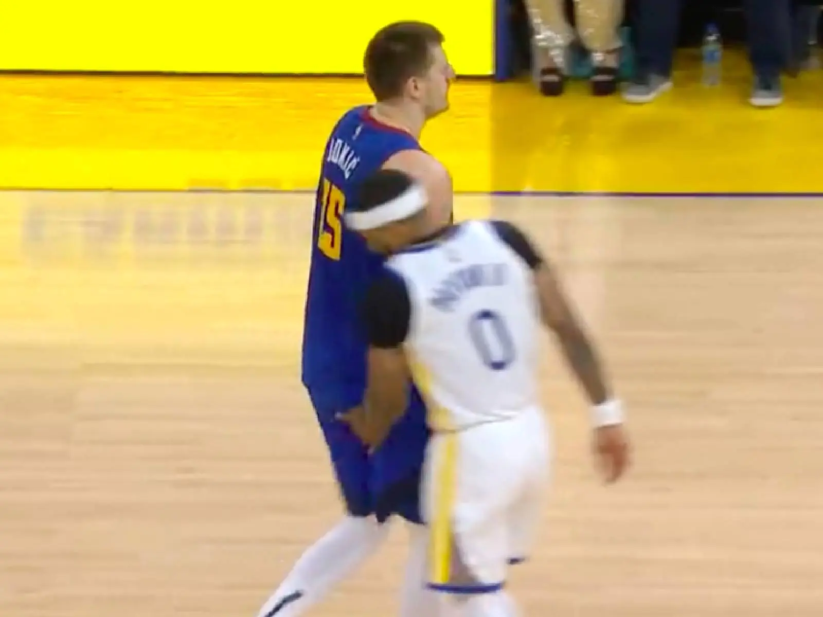 NBA／Nikola Jokic 不滿被 Gary Payton II「摸屁股」引熱議，網喊：「Payton 是把手指伸進去？」
