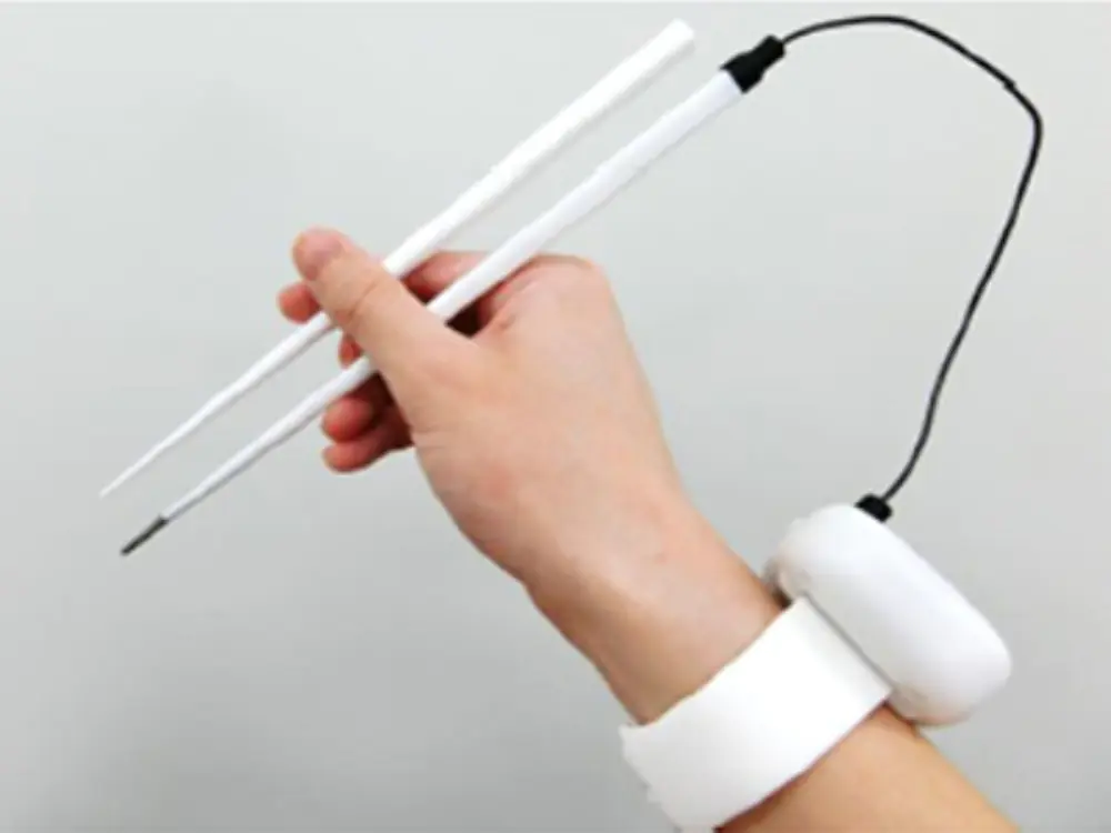 日本人就是狂！獵奇產品「味覺調整筷」即將問世，讓低鹽吃起來像正常鹽？