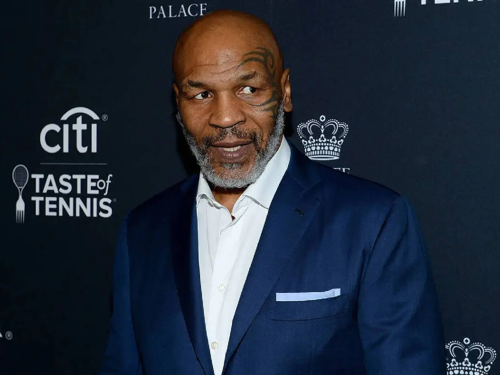 「拳王泰森」Mike Tyson 在飛機上狂揍騷擾自己的男子，UFC 總裁：「笨蛋，要讓位才能保命」