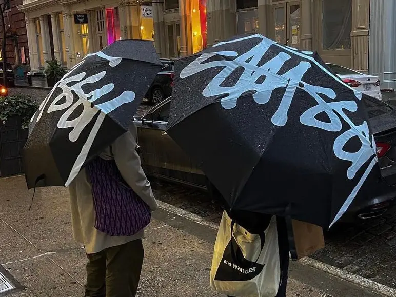 2024 推薦 5 把下雨天潮人必備「雨傘」：SUPREME、OFF-WHITE 讓你雨季帥著出門！