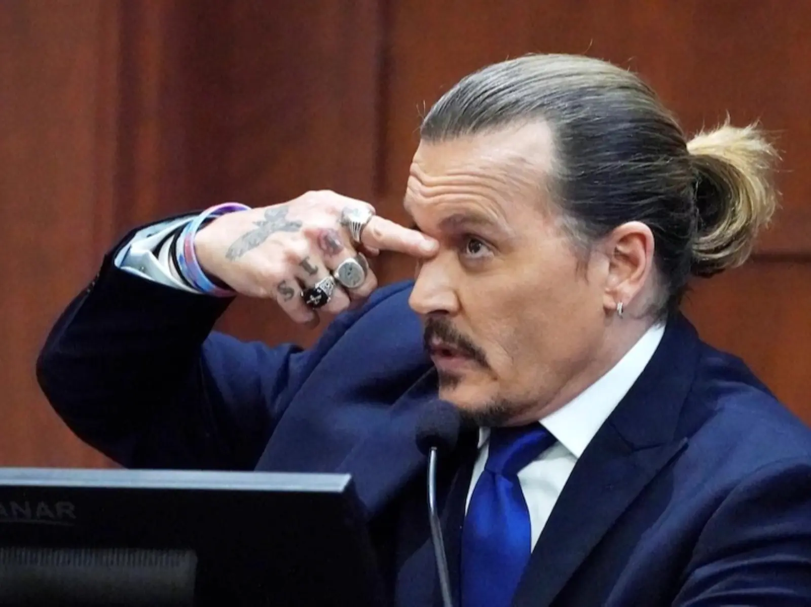 拿強尼戴普 Johnny Depp 負面新聞當審問！他諷刺回應：「這都是安柏赫德團隊的熱門作品！」