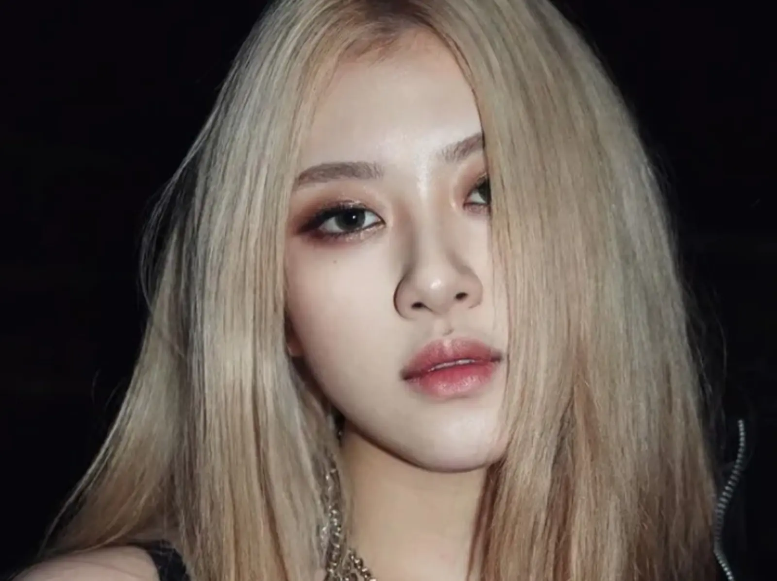 BLACKPINK Rosé 雙胞胎？韓裔正妹 Allissa 不只明星臉，私服穿搭靠 3 招輕鬆辣出質感～