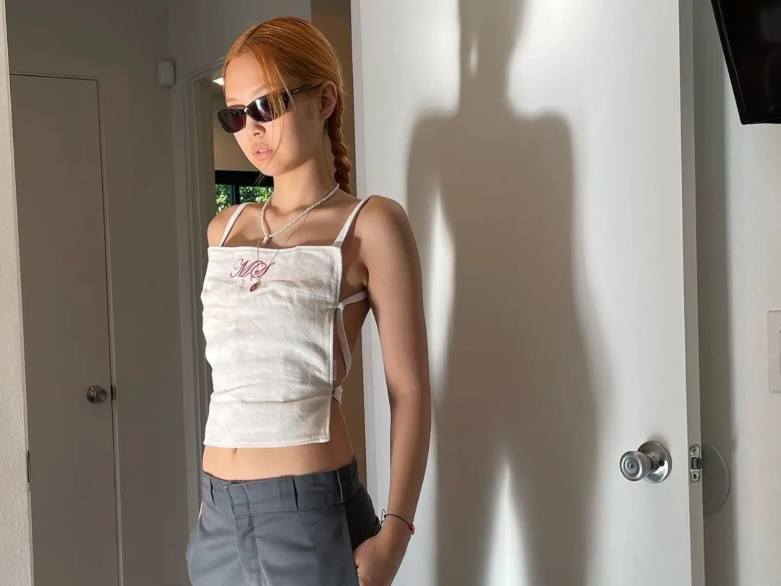 BLACKPINK Jennie 在 IG 曬性感辣照，上身僅穿「一塊小白布」吸引 860 萬人狂按讚！