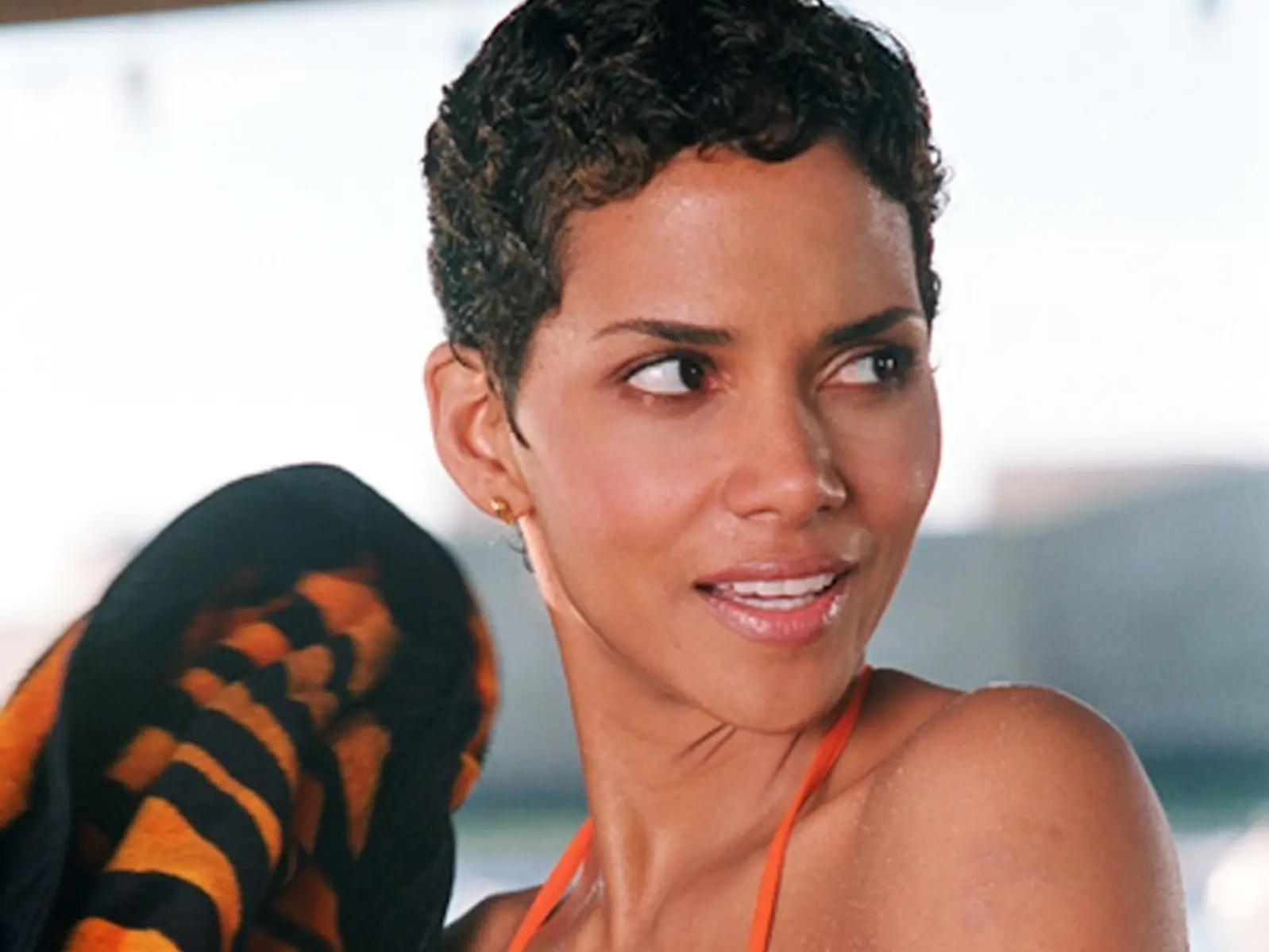 荷莉貝瑞 Halle Berry 曬火辣身材引網熱議：「不敢相信已是雙寶媽！」