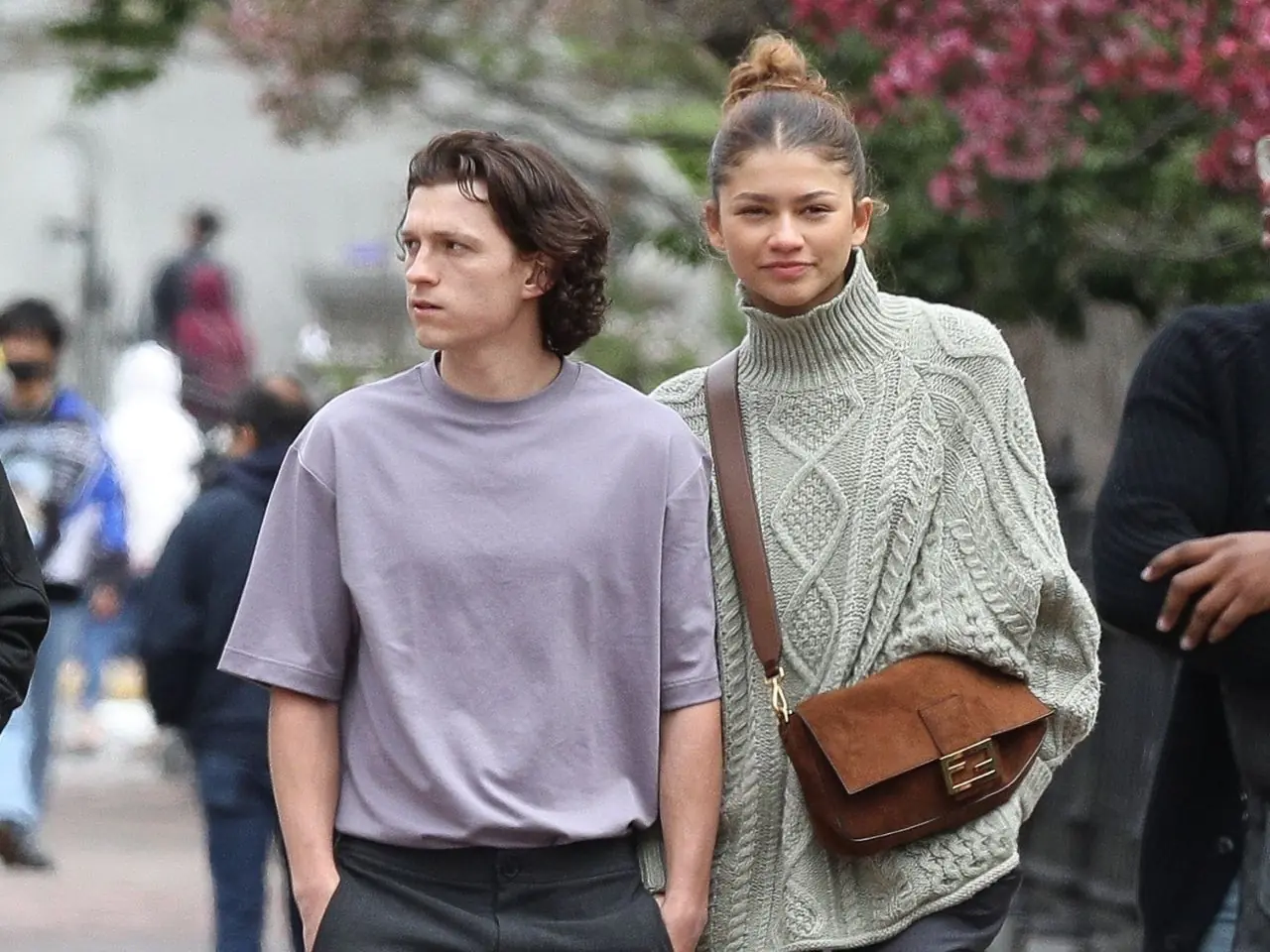 千黛亞 Zendaya 與湯姆霍蘭德約會私服曝光，腳踩 Sacai x Nike 聯名爆款「真的懂穿！」