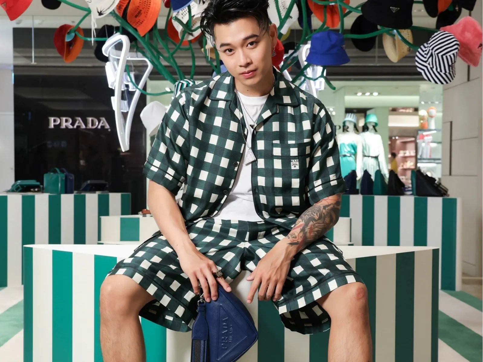 高爾宣、謝欣穎都搶朝聖！Prada Tropico 期間限定店插旗高雄，5 大「超欠敗單品」一次推薦～
